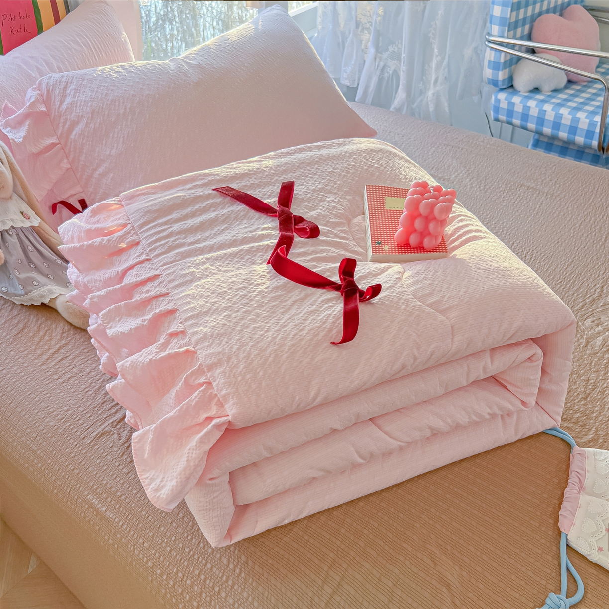 91家纺网 家纺一手货源 找家纺 爱彼家纺 2026新款纯色花边蝴蝶结夏被空调被夏凉被 蝴蝶结夏被-草莓泡泡