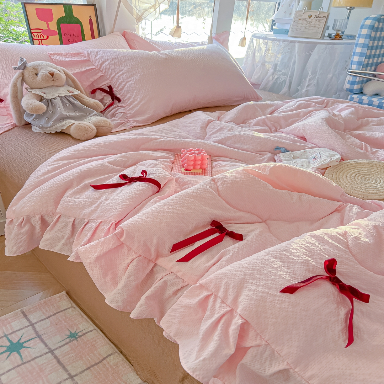 91家纺网 家纺一手货源 找家纺 爱彼家纺 2026新款纯色花边蝴蝶结夏被空调被夏凉被 蝴蝶结夏被-草莓泡泡