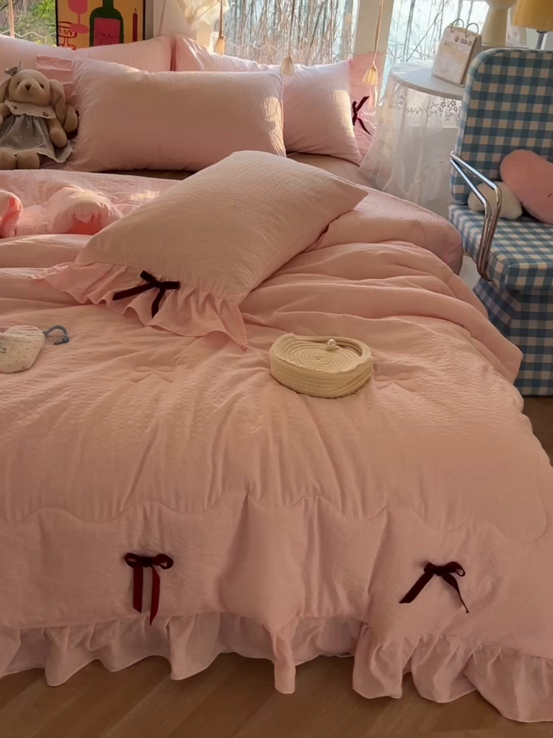 91家纺网 家纺一手货源 找家纺 爱彼家纺 2026新款纯色花边蝴蝶结夏被空调被夏凉被 蝴蝶结夏被-草莓泡泡