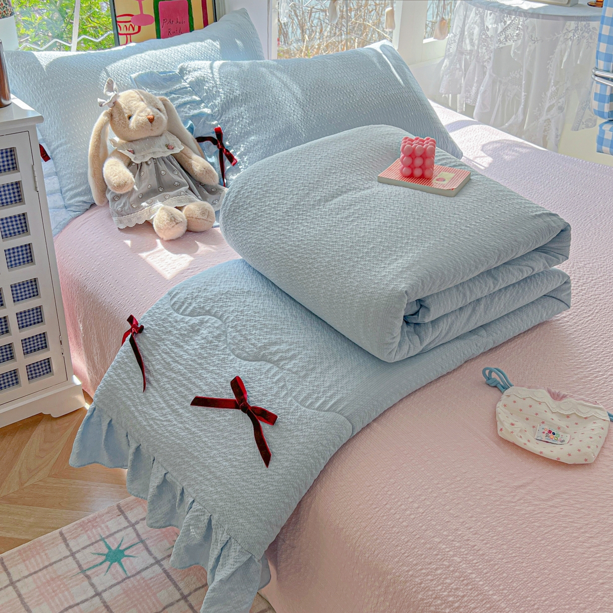 91家纺网 家纺一手货源 找家纺 爱彼家纺 2026新款纯色花边蝴蝶结夏被空调被夏凉被 蝴蝶结夏被-海盐奶芙