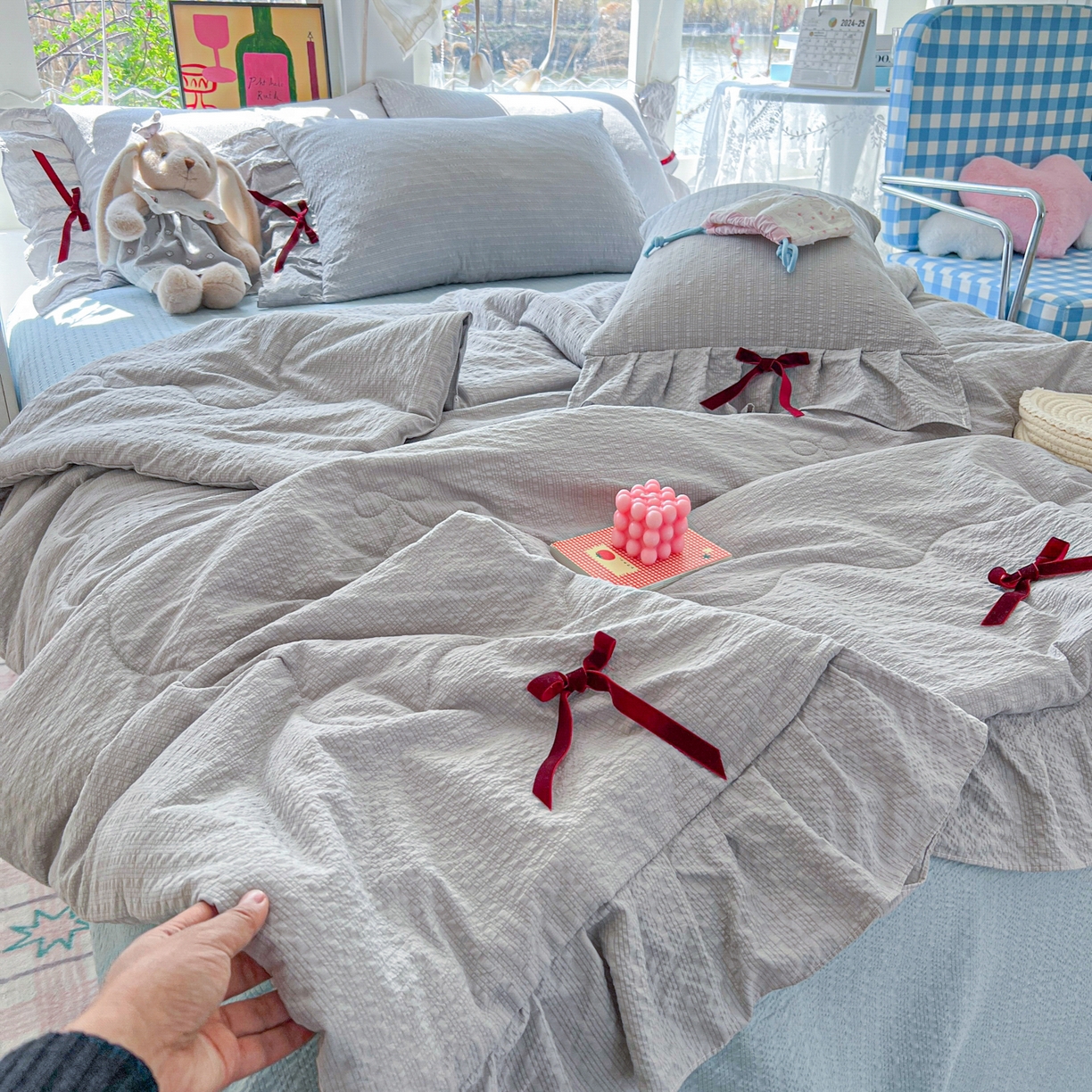 91家纺网 家纺一手货源 找家纺 爱彼家纺 2026新款纯色花边蝴蝶结夏被空调被夏凉被 蝴蝶结夏被-灰椰奶冻