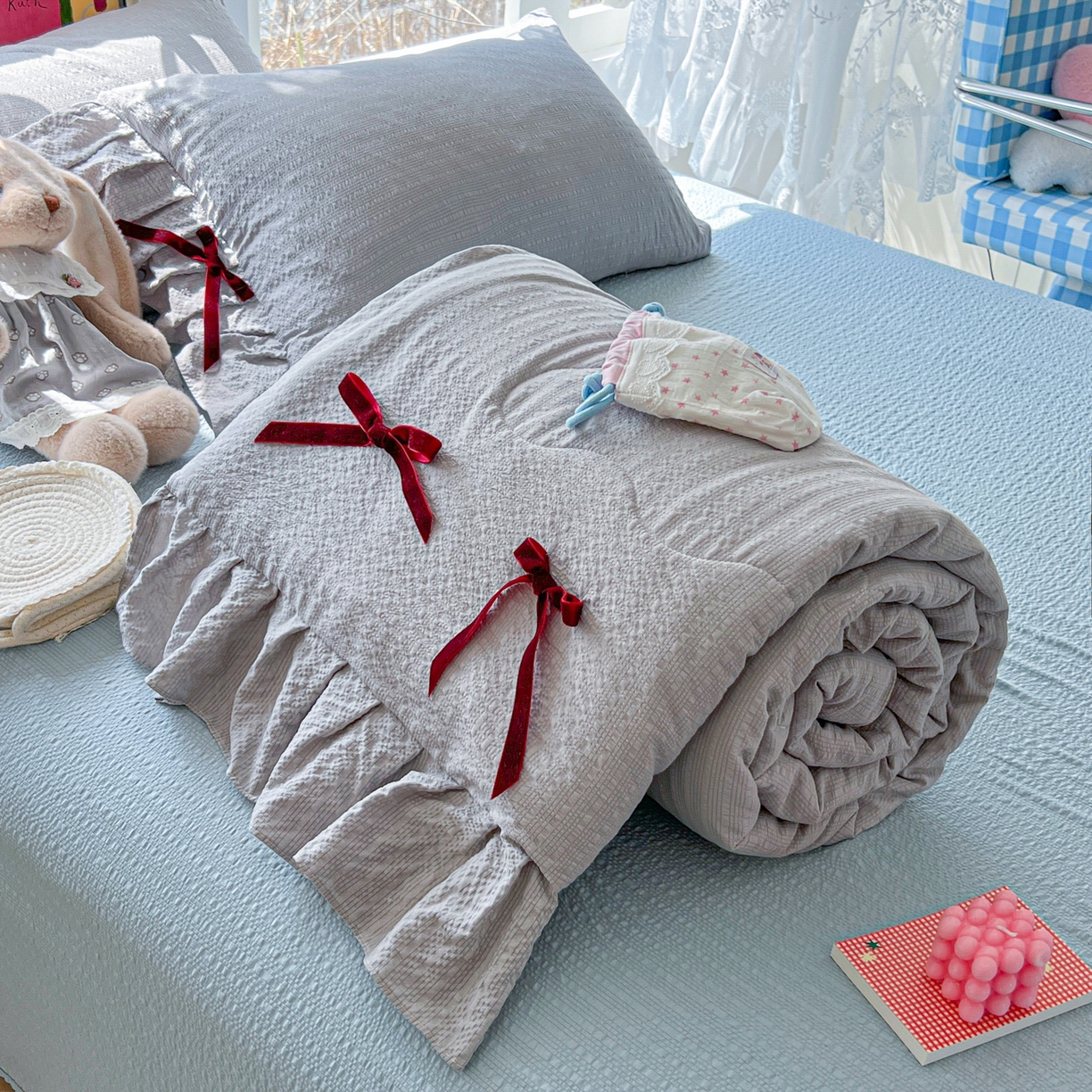 91家纺网 家纺一手货源 找家纺 爱彼家纺 2026新款纯色花边蝴蝶结夏被空调被夏凉被 蝴蝶结夏被-灰椰奶冻