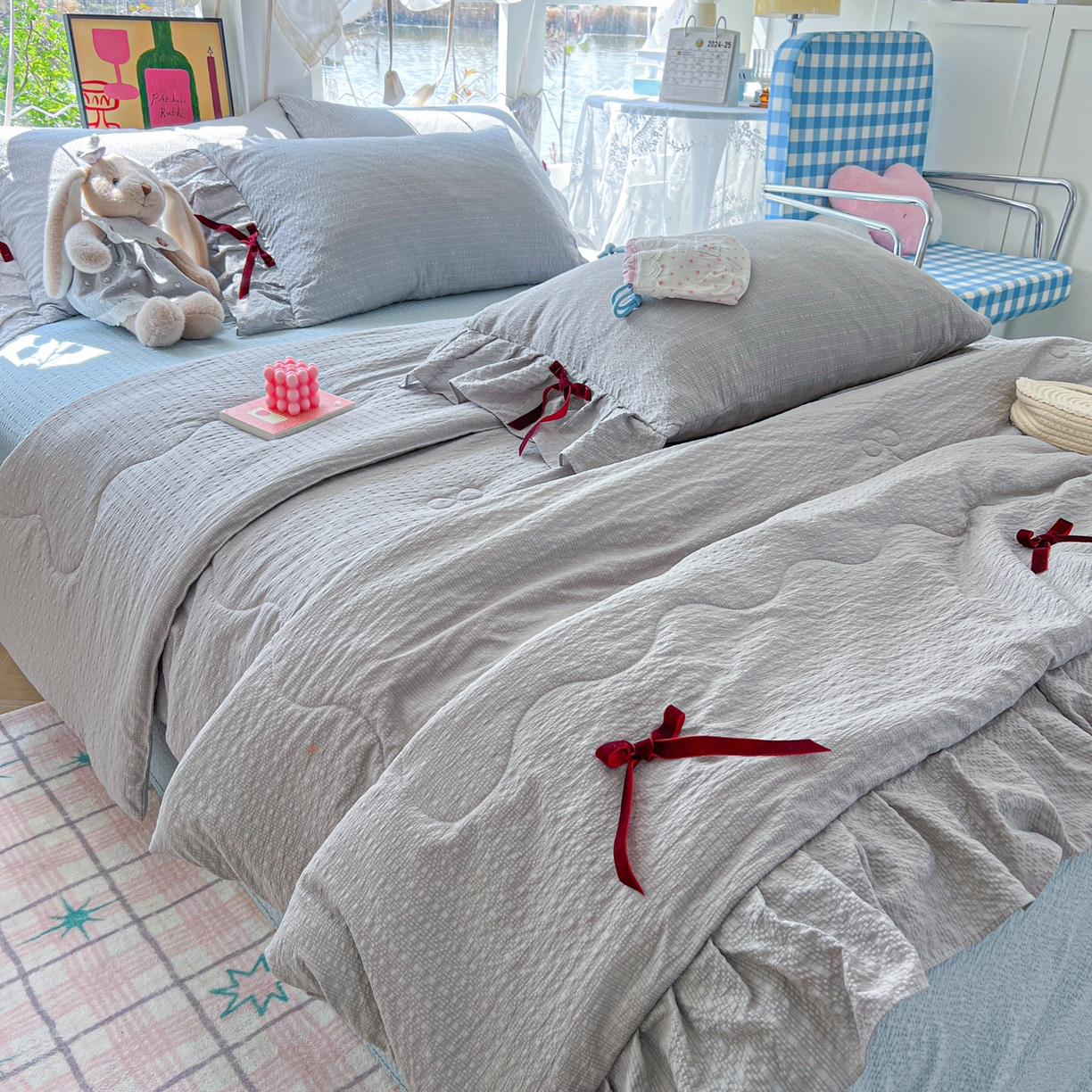 91家纺网 家纺一手货源 找家纺 爱彼家纺 2026新款纯色花边蝴蝶结夏被空调被夏凉被 蝴蝶结夏被-灰椰奶冻