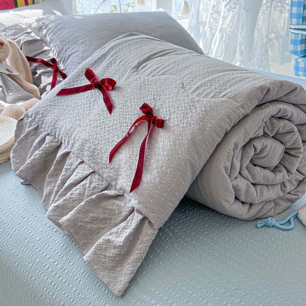 91家纺网 家纺一手货源 找家纺 爱彼家纺 2026新款纯色花边蝴蝶结夏被空调被夏凉被 蝴蝶结夏被-灰椰奶冻