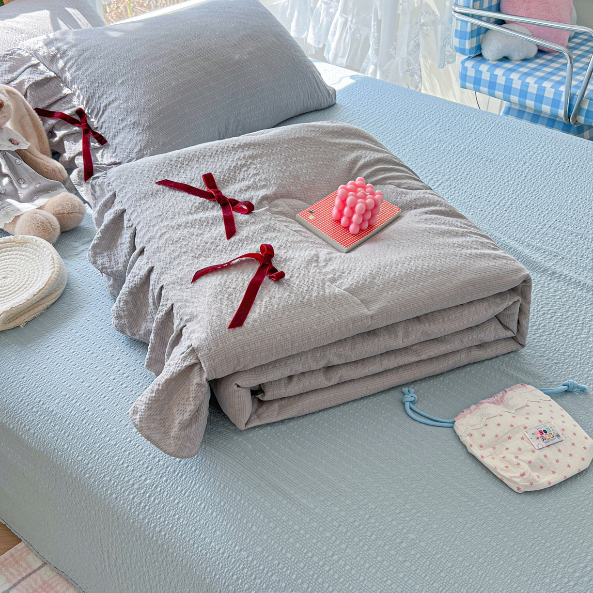 91家纺网 家纺一手货源 找家纺 爱彼家纺 2026新款纯色花边蝴蝶结夏被空调被夏凉被 蝴蝶结夏被-灰椰奶冻