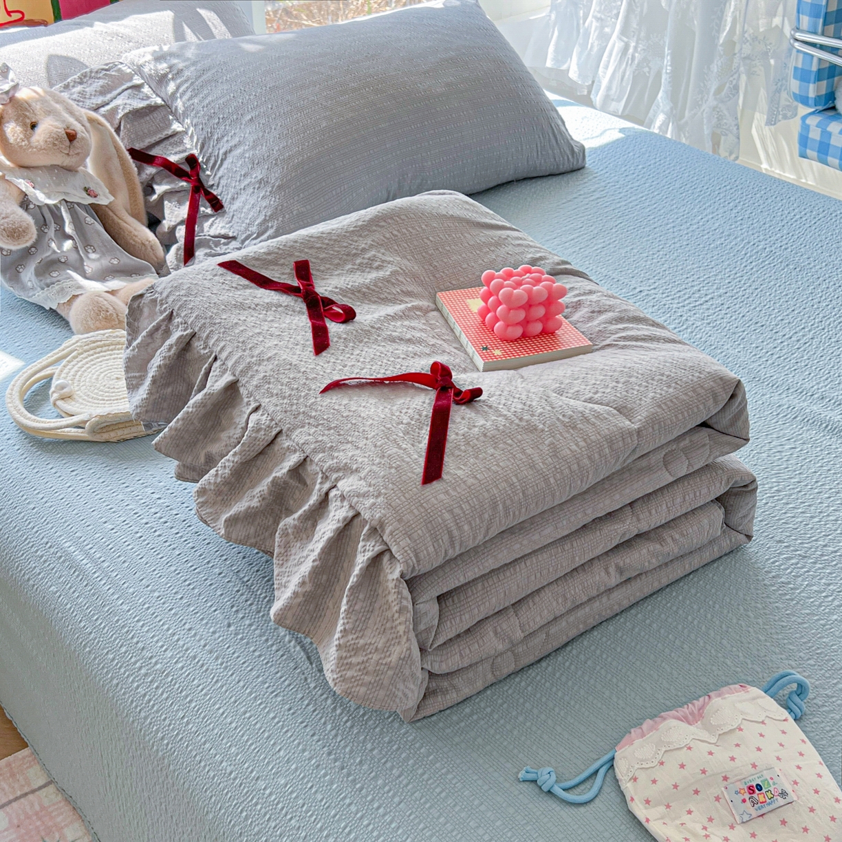 91家纺网 家纺一手货源 找家纺 爱彼家纺 2026新款纯色花边蝴蝶结夏被空调被夏凉被 蝴蝶结夏被-灰椰奶冻