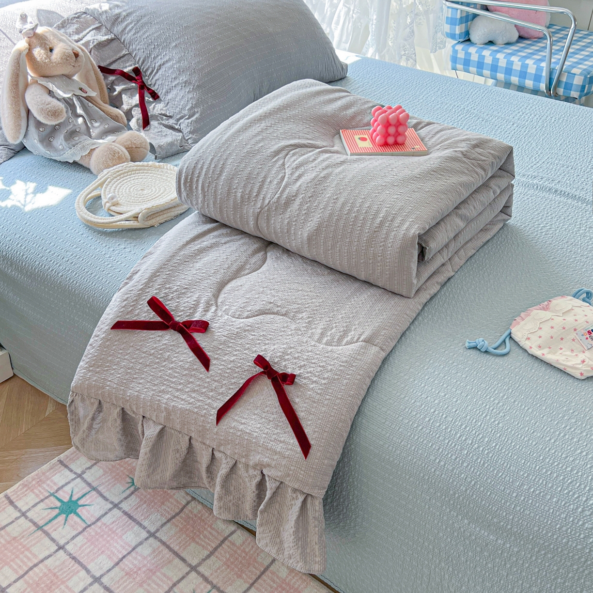 91家纺网 家纺一手货源 找家纺 爱彼家纺 2026新款纯色花边蝴蝶结夏被空调被夏凉被 蝴蝶结夏被-灰椰奶冻