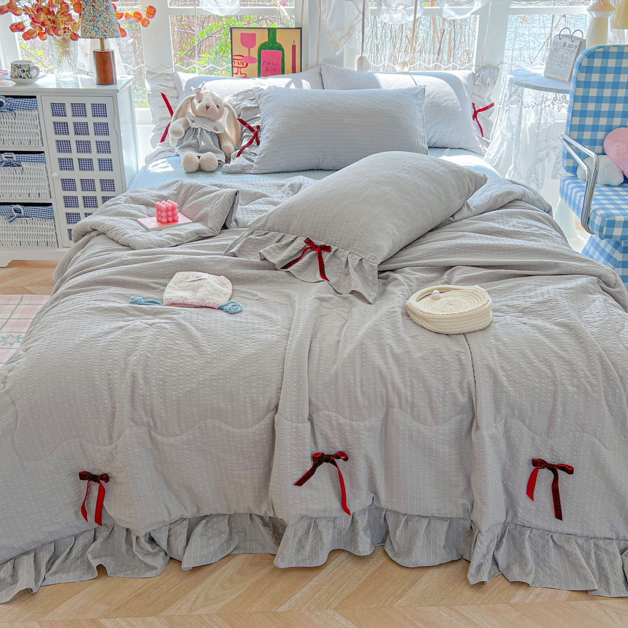 91家纺网 家纺一手货源 找家纺 爱彼家纺 2026新款纯色花边蝴蝶结夏被空调被夏凉被 蝴蝶结夏被-灰椰奶冻