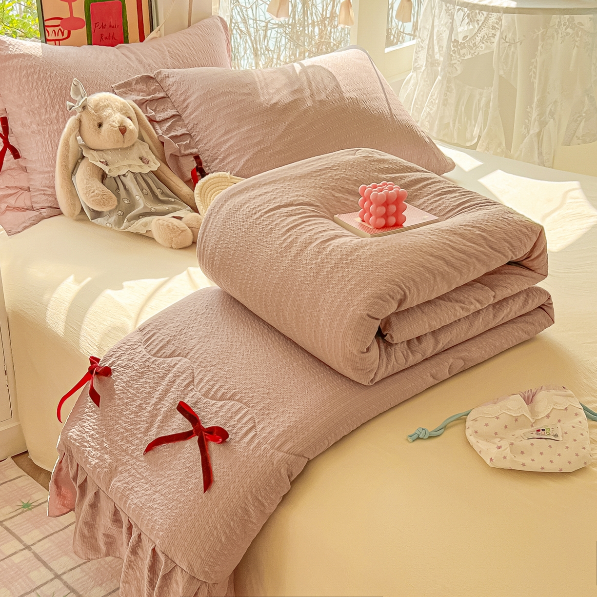 91家纺网 家纺一手货源 找家纺 爱彼家纺 2026新款纯色花边蝴蝶结夏被空调被夏凉被 蝴蝶结夏被-咖啡奶糖