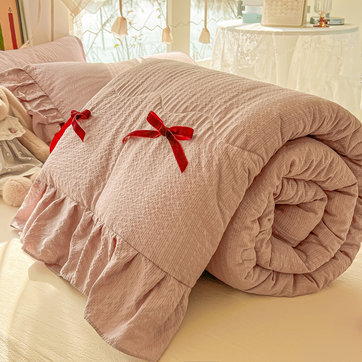 91家纺网 家纺一手货源 找家纺 爱彼家纺 2026新款纯色花边蝴蝶结夏被空调被夏凉被 蝴蝶结夏被-咖啡奶糖