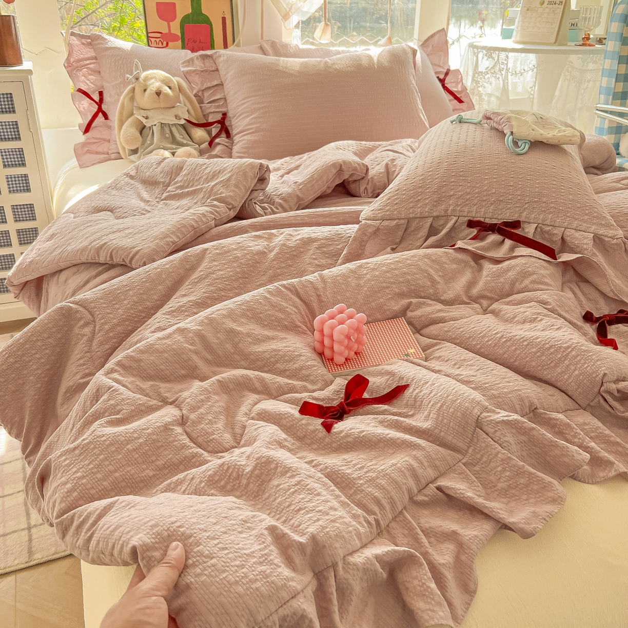 91家纺网 家纺一手货源 找家纺 爱彼家纺 2026新款纯色花边蝴蝶结夏被空调被夏凉被 蝴蝶结夏被-咖啡奶糖