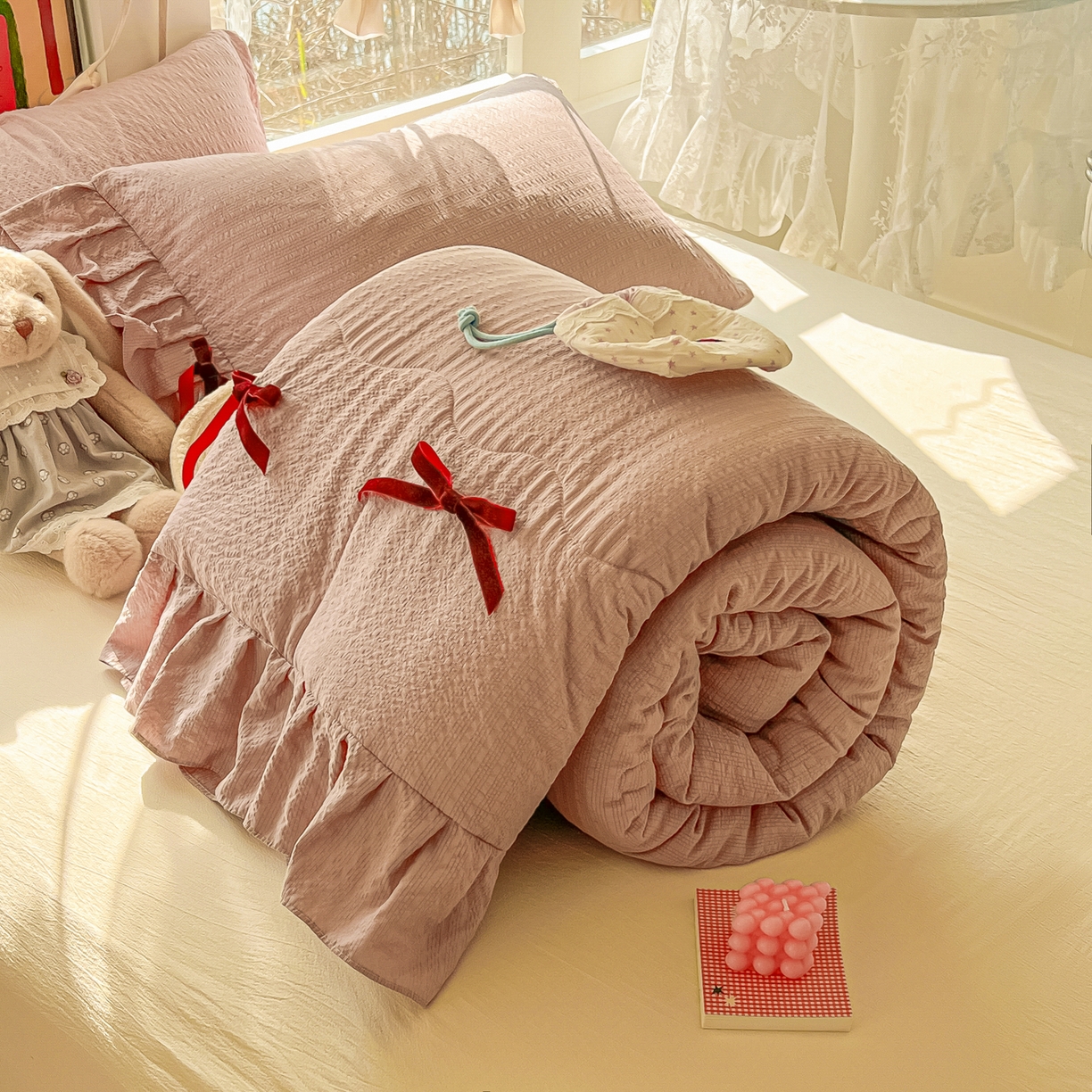 91家纺网 家纺一手货源 找家纺 爱彼家纺 2026新款纯色花边蝴蝶结夏被空调被夏凉被 蝴蝶结夏被-咖啡奶糖