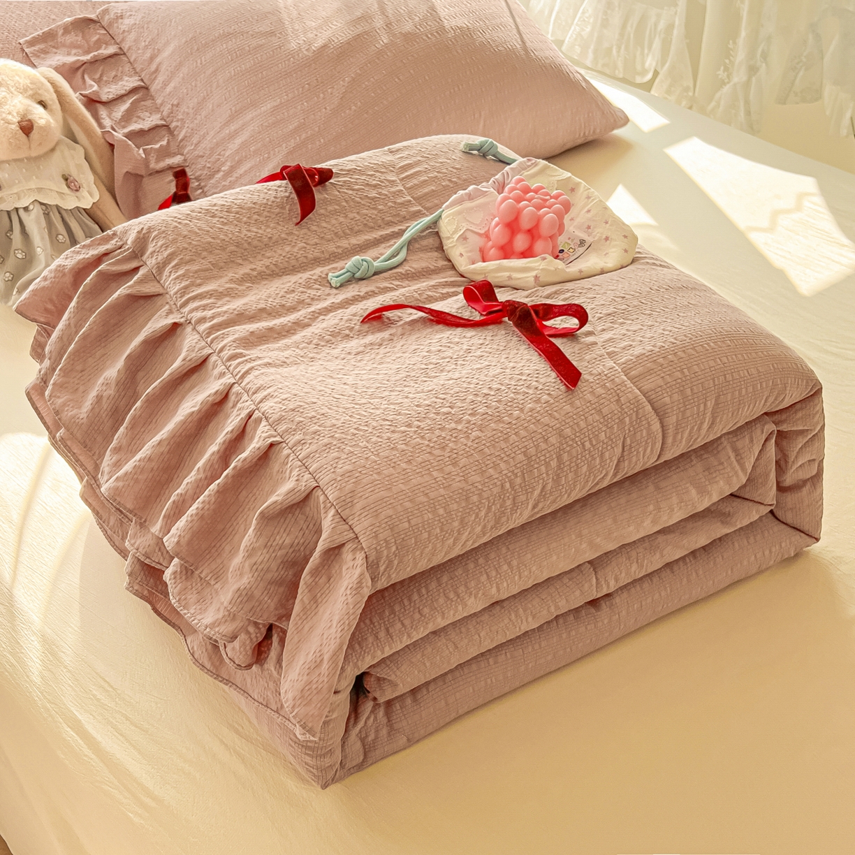 91家纺网 家纺一手货源 找家纺 爱彼家纺 2026新款纯色花边蝴蝶结夏被空调被夏凉被 蝴蝶结夏被-咖啡奶糖