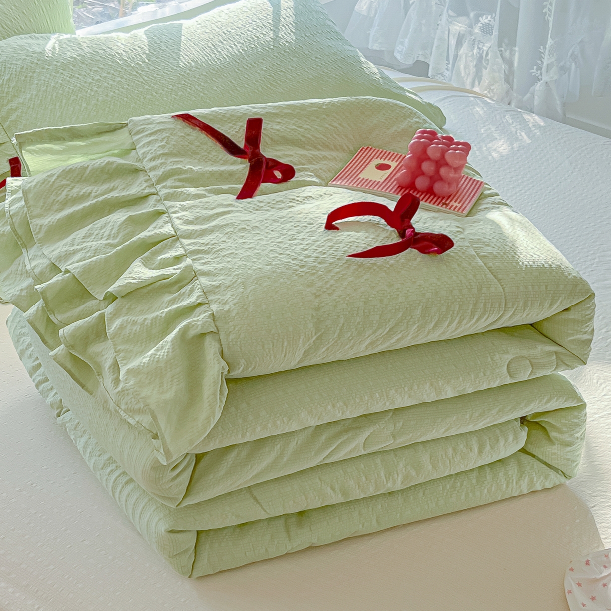 91家纺网 家纺一手货源 找家纺 爱彼家纺 2026新款纯色花边蝴蝶结夏被空调被夏凉被 蝴蝶结夏被-抹茶奶芙