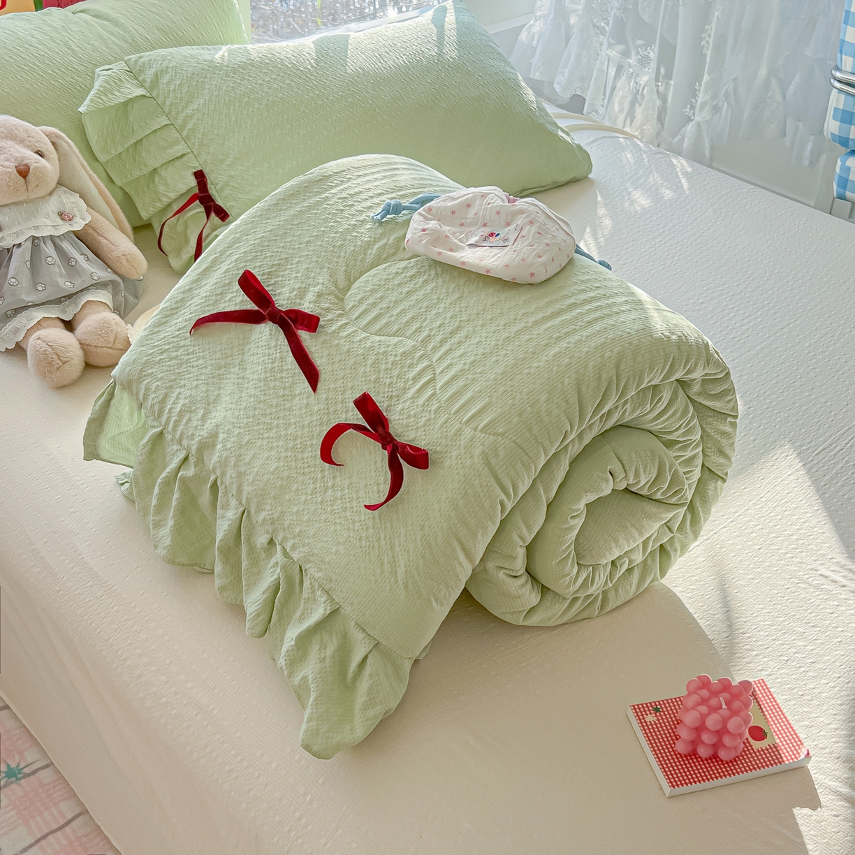 91家纺网 家纺一手货源 找家纺 爱彼家纺 2026新款纯色花边蝴蝶结夏被空调被夏凉被 蝴蝶结夏被-抹茶奶芙