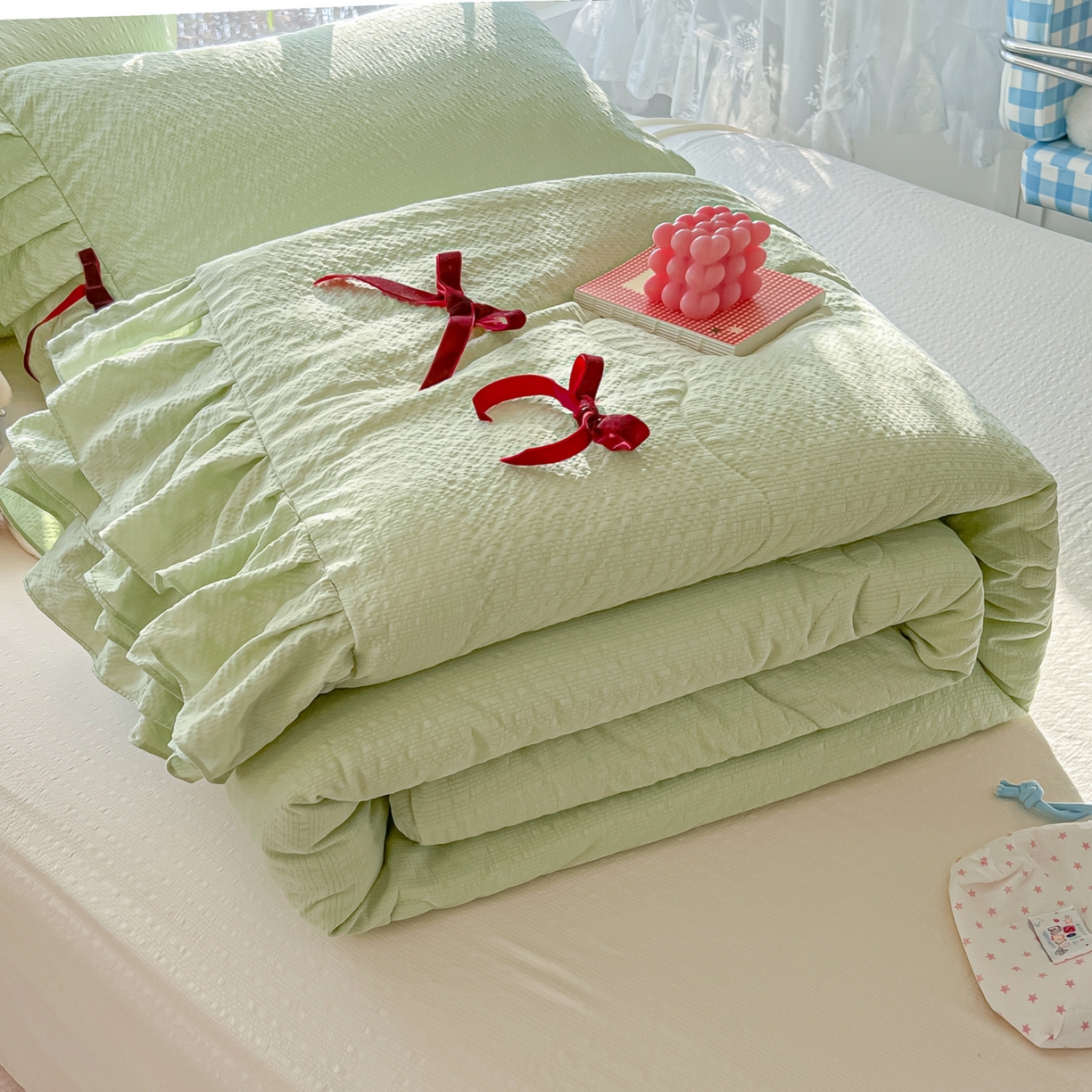 91家纺网 家纺一手货源 找家纺 爱彼家纺 2026新款纯色花边蝴蝶结夏被空调被夏凉被 蝴蝶结夏被-抹茶奶芙