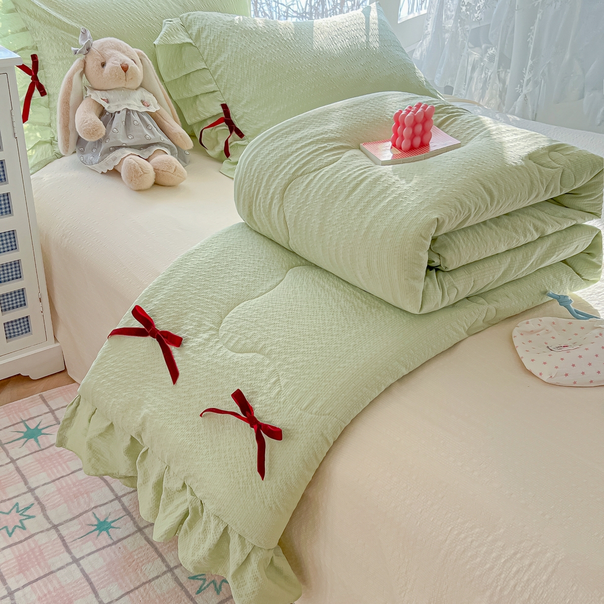 91家纺网 家纺一手货源 找家纺 爱彼家纺 2026新款纯色花边蝴蝶结夏被空调被夏凉被 蝴蝶结夏被-抹茶奶芙