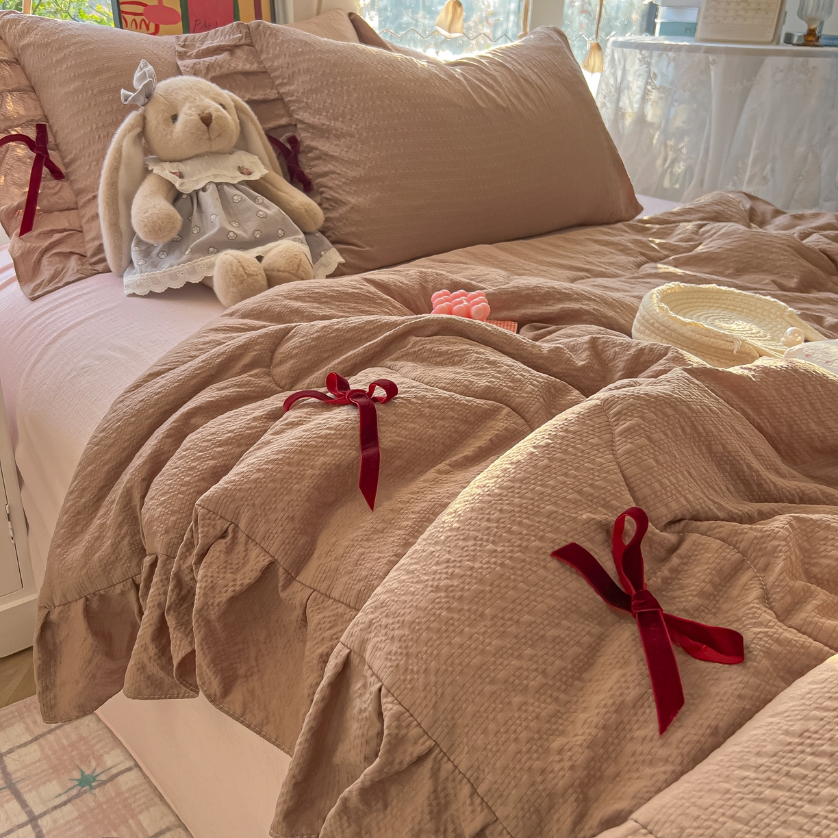 91家纺网 家纺一手货源 找家纺 爱彼家纺 2026新款纯色花边蝴蝶结夏被空调被夏凉被 蝴蝶结夏被-拿铁奶芙