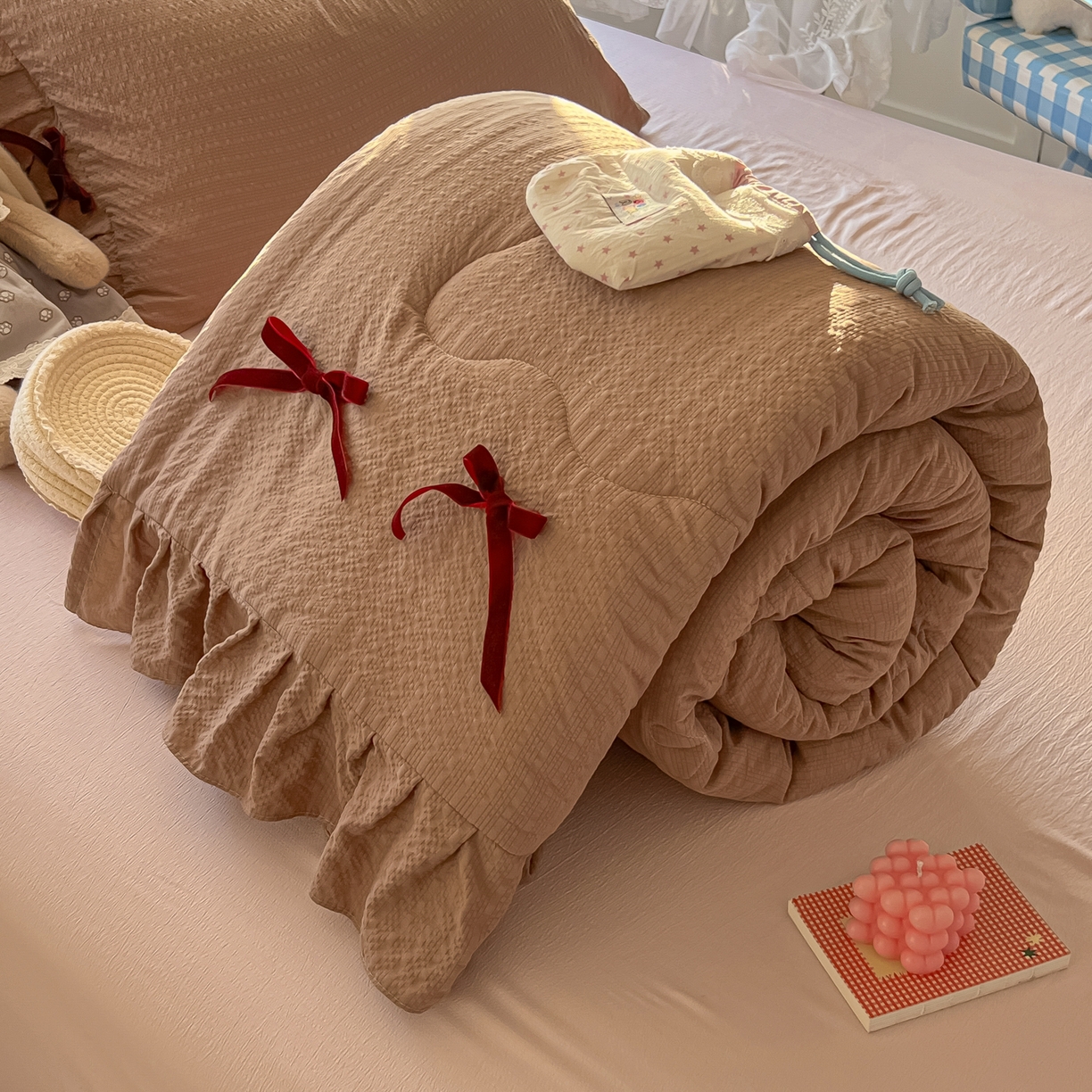 91家纺网 家纺一手货源 找家纺 爱彼家纺 2026新款纯色花边蝴蝶结夏被空调被夏凉被 蝴蝶结夏被-拿铁奶芙