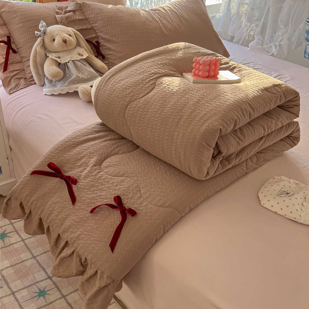 91家纺网 家纺一手货源 找家纺 爱彼家纺 2026新款纯色花边蝴蝶结夏被空调被夏凉被 蝴蝶结夏被-拿铁奶芙