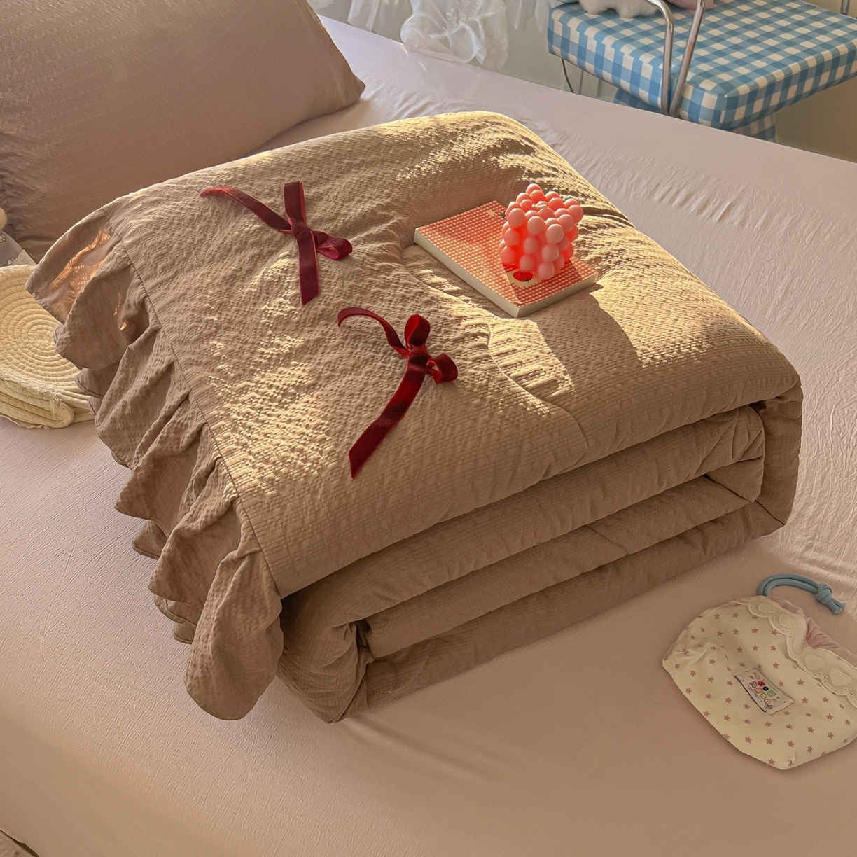 91家纺网 家纺一手货源 找家纺 爱彼家纺 2026新款纯色花边蝴蝶结夏被空调被夏凉被 蝴蝶结夏被-拿铁奶芙