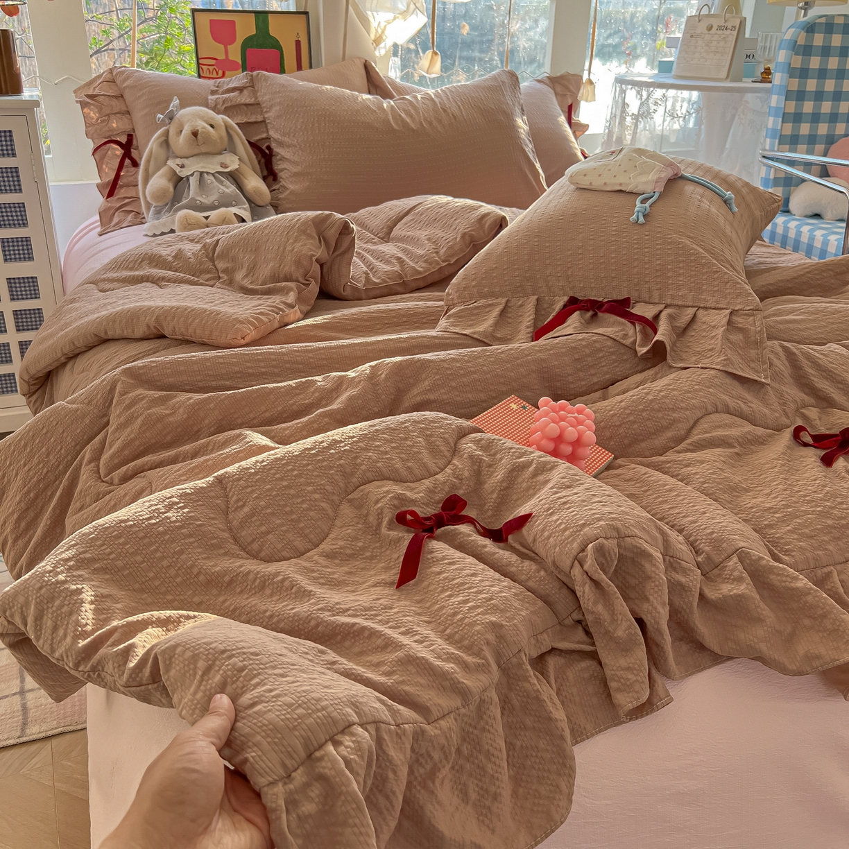 91家纺网 家纺一手货源 找家纺 爱彼家纺 2026新款纯色花边蝴蝶结夏被空调被夏凉被 蝴蝶结夏被-拿铁奶芙