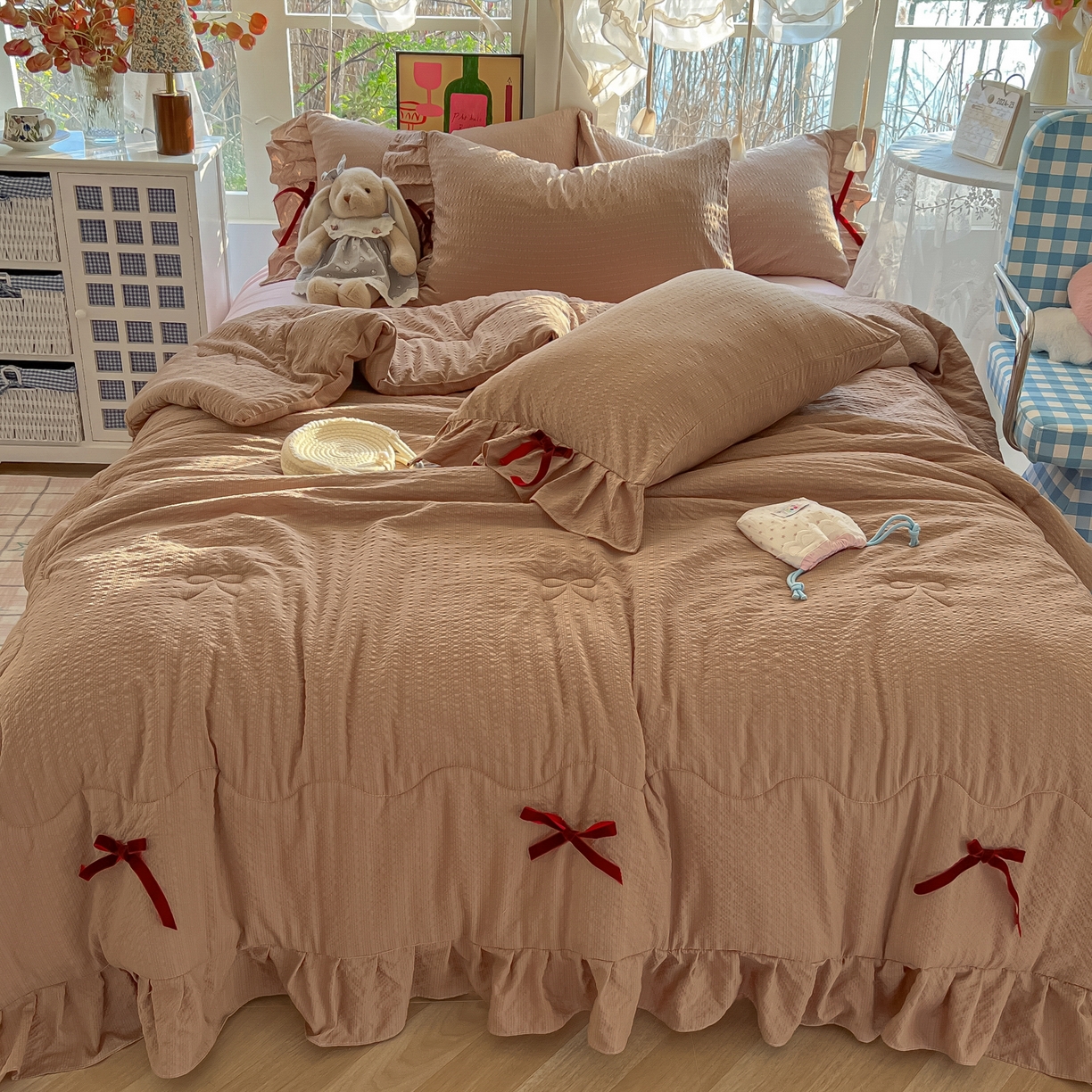 91家纺网 家纺一手货源 找家纺 爱彼家纺 2026新款纯色花边蝴蝶结夏被空调被夏凉被 蝴蝶结夏被-拿铁奶芙