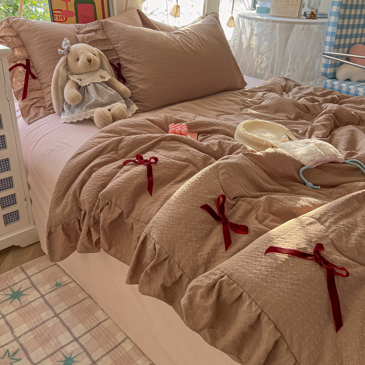 91家纺网 家纺一手货源 找家纺 爱彼家纺 2026新款纯色花边蝴蝶结夏被空调被夏凉被 蝴蝶结夏被-拿铁奶芙