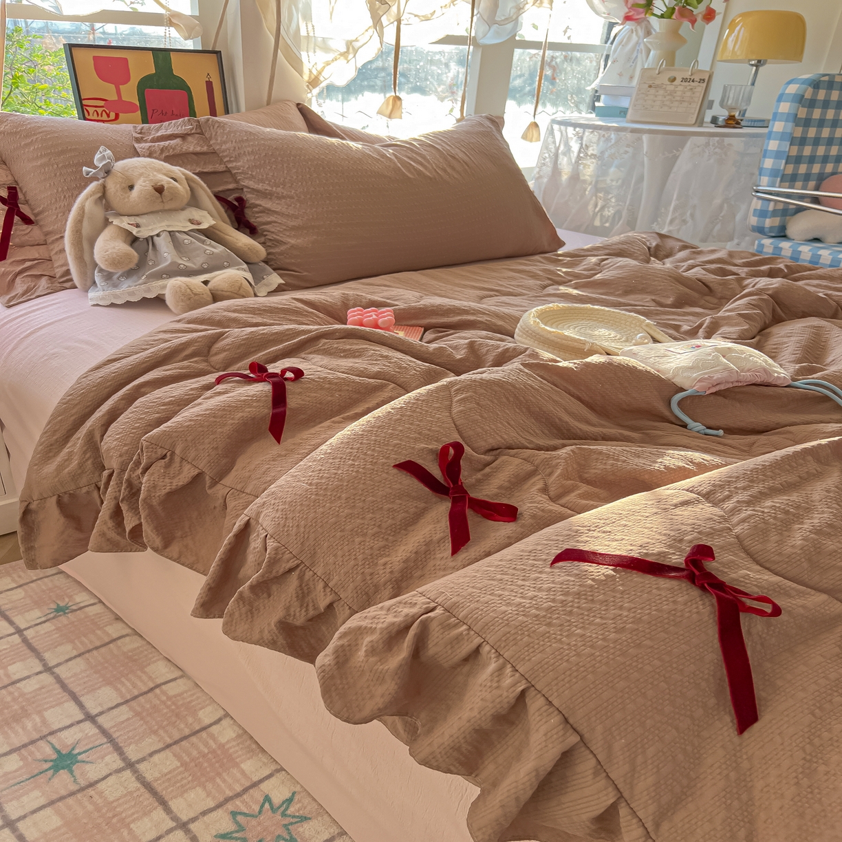 91家纺网 家纺一手货源 找家纺 爱彼家纺 2026新款纯色花边蝴蝶结夏被空调被夏凉被 蝴蝶结夏被-拿铁奶芙