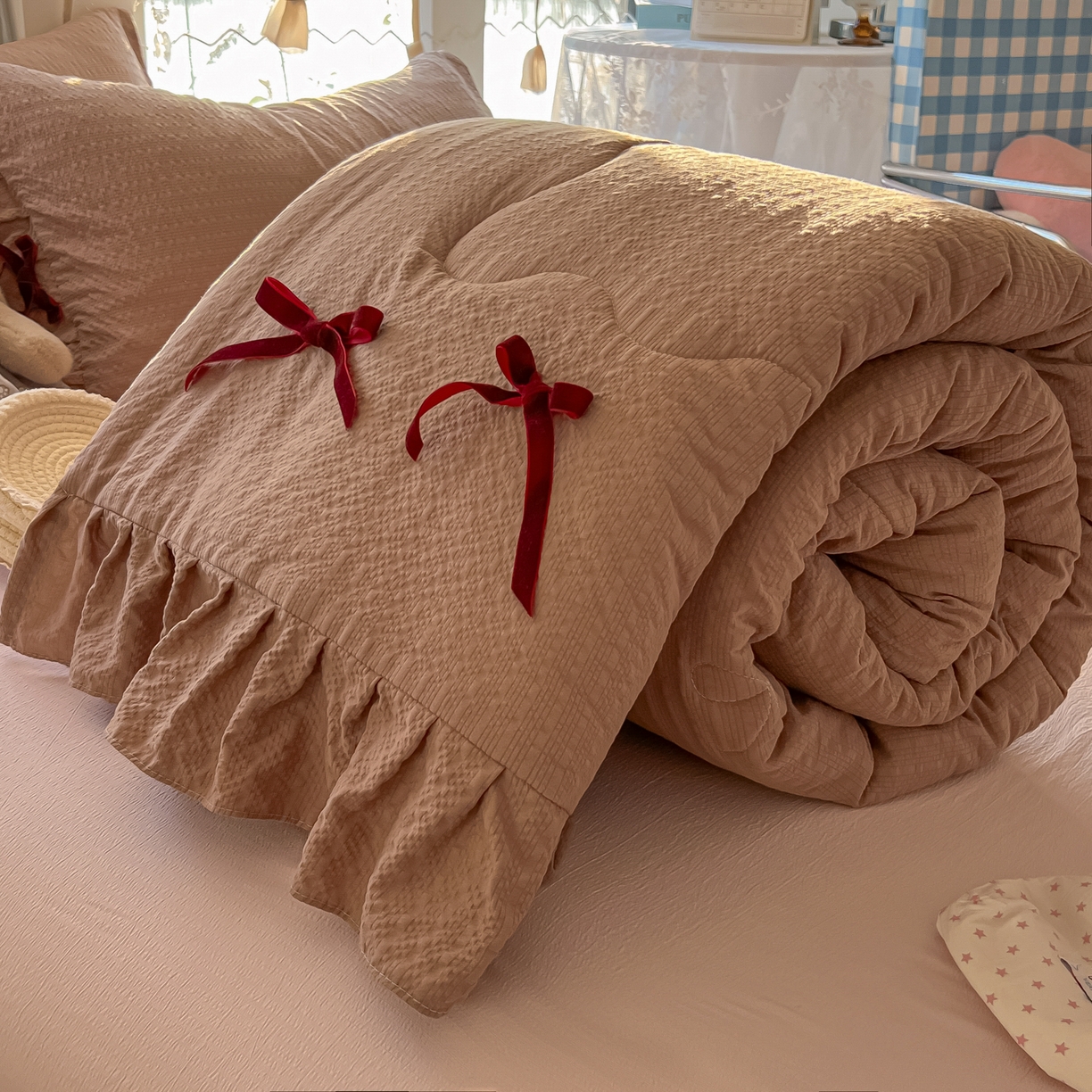 91家纺网 家纺一手货源 找家纺 爱彼家纺 2026新款纯色花边蝴蝶结夏被空调被夏凉被 蝴蝶结夏被-拿铁奶芙