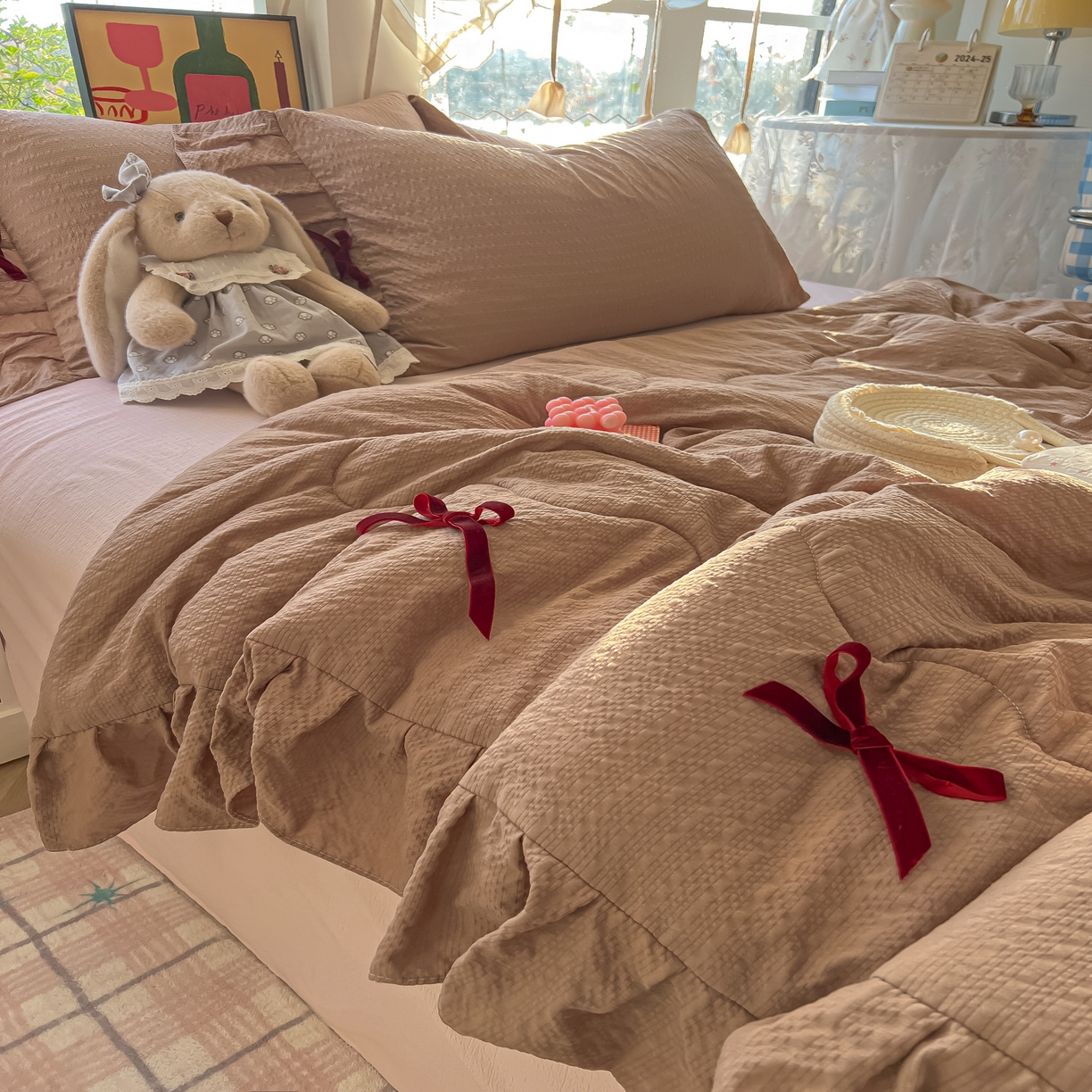 91家纺网 家纺一手货源 找家纺 爱彼家纺 2026新款纯色花边蝴蝶结夏被空调被夏凉被 蝴蝶结夏被-拿铁奶芙