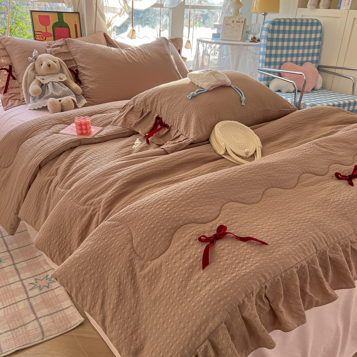 91家纺网 家纺一手货源 找家纺 爱彼家纺 2026新款纯色花边蝴蝶结夏被空调被夏凉被 蝴蝶结夏被-拿铁奶芙