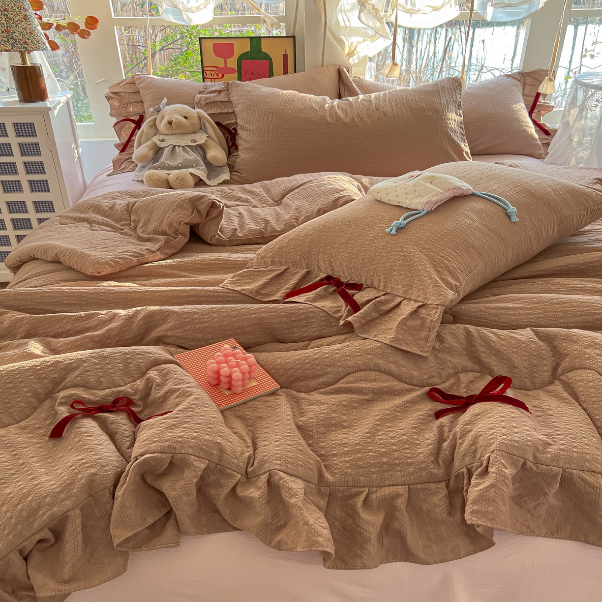 91家纺网 家纺一手货源 找家纺 爱彼家纺 2026新款纯色花边蝴蝶结夏被空调被夏凉被 蝴蝶结夏被-拿铁奶芙