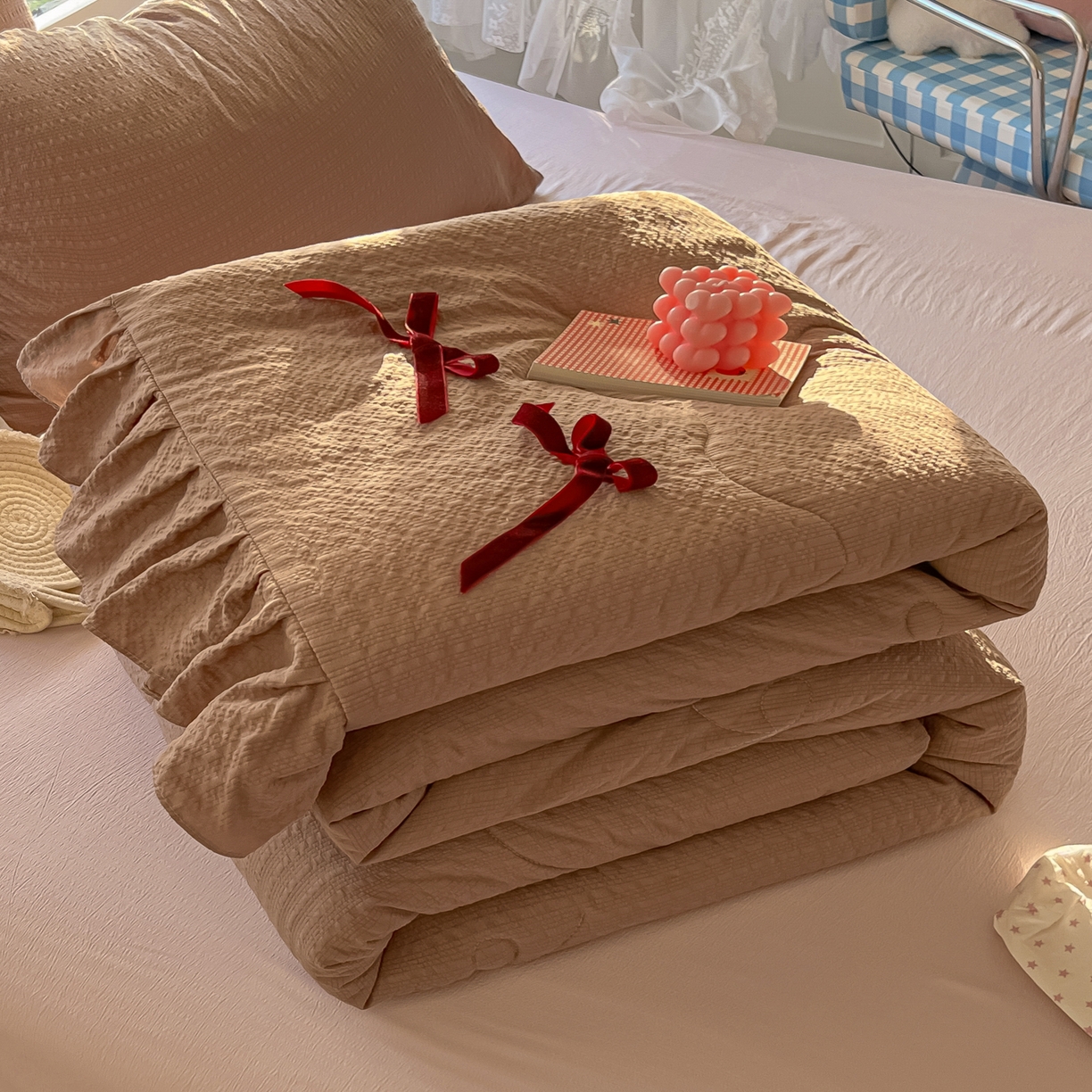 91家纺网 家纺一手货源 找家纺 爱彼家纺 2026新款纯色花边蝴蝶结夏被空调被夏凉被 蝴蝶结夏被-拿铁奶芙