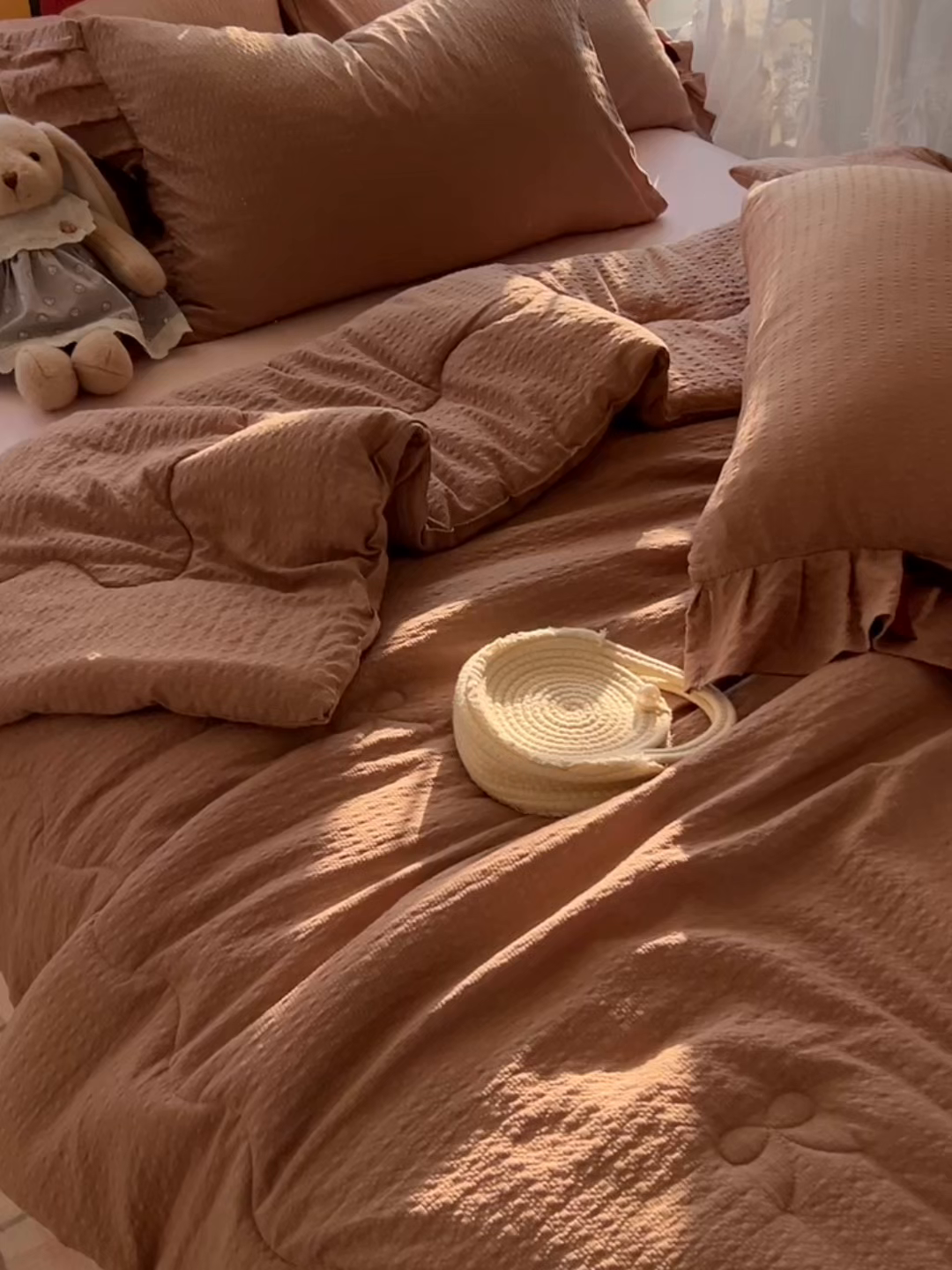 91家纺网 家纺一手货源 找家纺 爱彼家纺 2026新款纯色花边蝴蝶结夏被空调被夏凉被 蝴蝶结夏被-拿铁奶芙