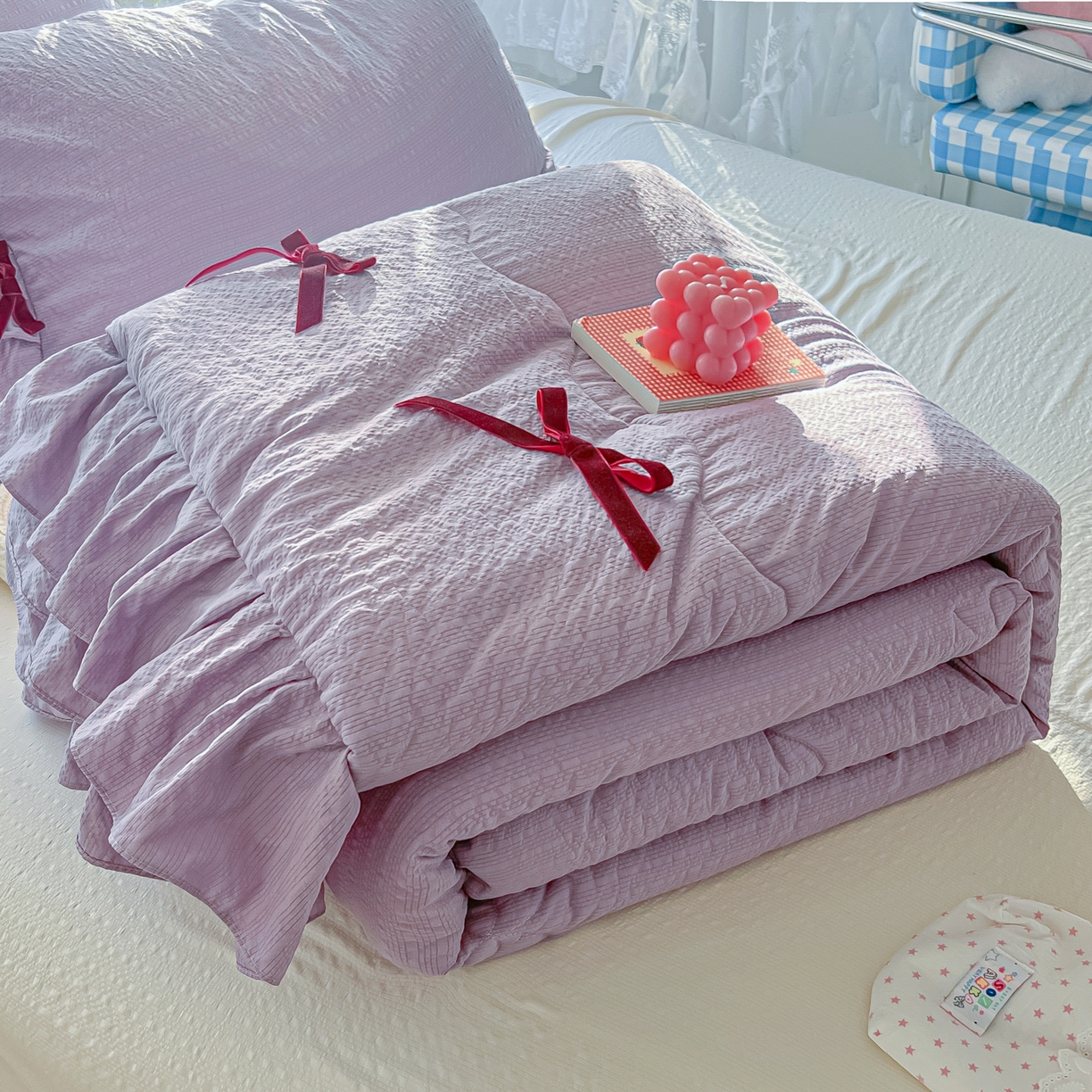 91家纺网 家纺一手货源 找家纺 爱彼家纺 2026新款纯色花边蝴蝶结夏被空调被夏凉被 蝴蝶结夏被-小兔芋泥