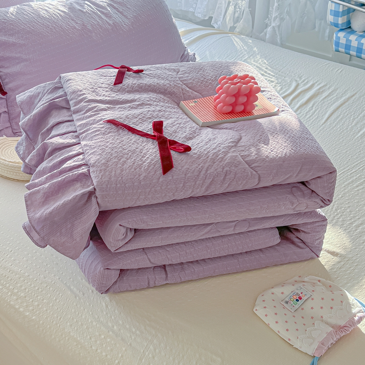 91家纺网 家纺一手货源 找家纺 爱彼家纺 2026新款纯色花边蝴蝶结夏被空调被夏凉被 蝴蝶结夏被-小兔芋泥