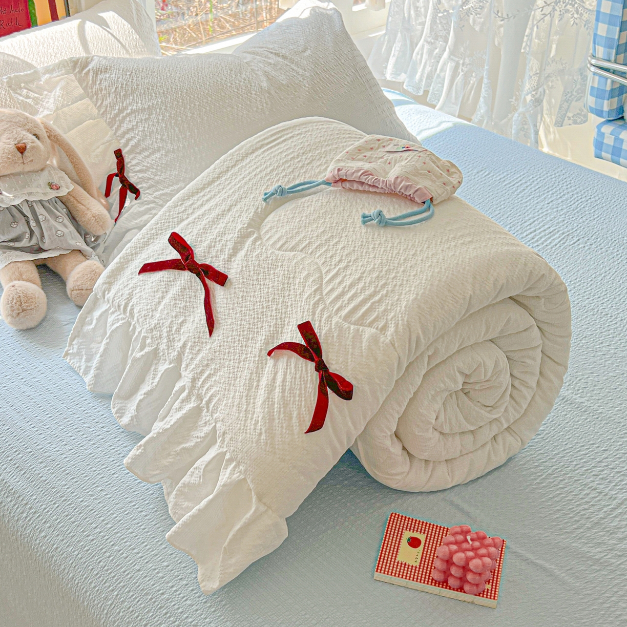 91家纺网 家纺一手货源 找家纺 爱彼家纺 2026新款纯色花边蝴蝶结夏被空调被夏凉被 蝴蝶结夏被-云朵奶冻