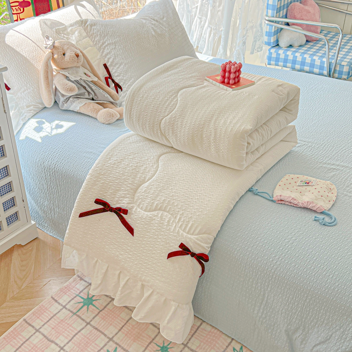 91家纺网 家纺一手货源 找家纺 爱彼家纺 2026新款纯色花边蝴蝶结夏被空调被夏凉被 蝴蝶结夏被-云朵奶冻