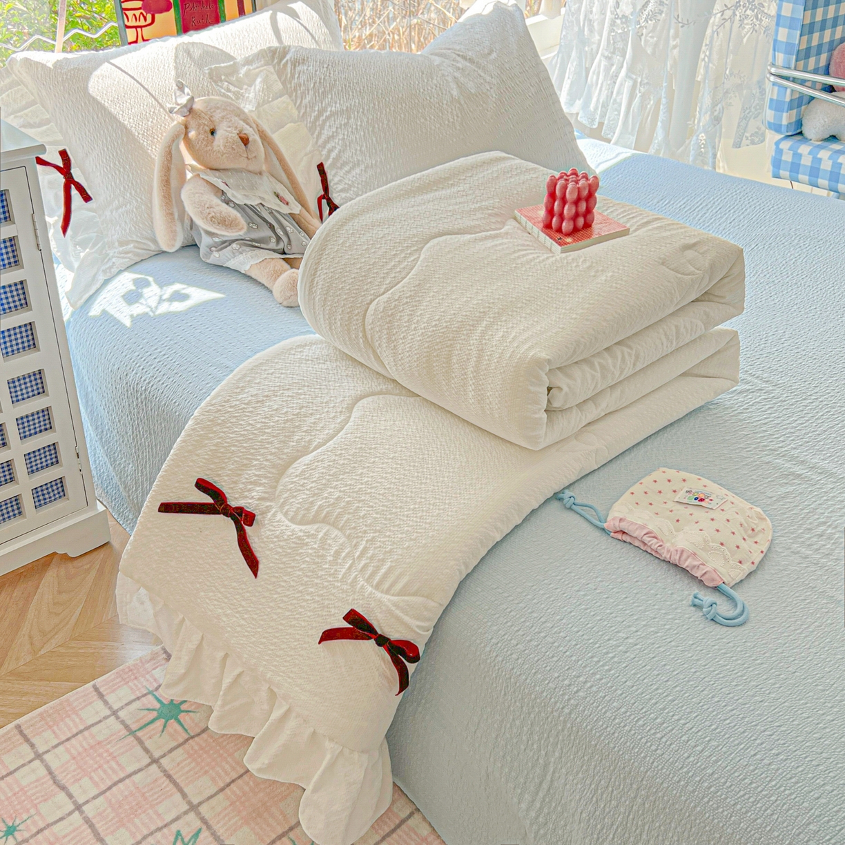 91家纺网 家纺一手货源 找家纺 爱彼家纺 2026新款纯色花边蝴蝶结夏被空调被夏凉被 蝴蝶结夏被-云朵奶冻