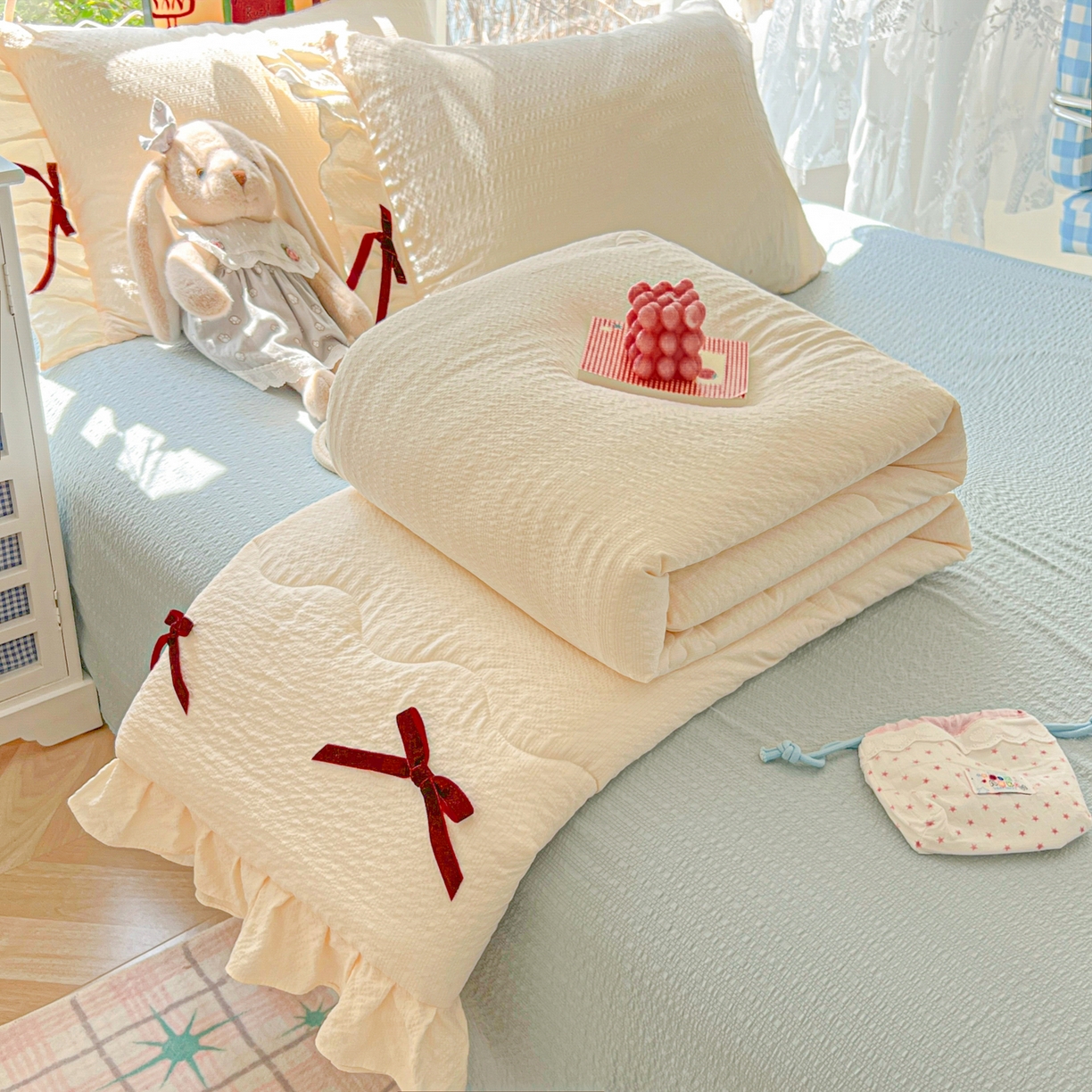 91家纺网 家纺一手货源 找家纺 爱彼家纺 2026新款纯色花边蝴蝶结夏被空调被夏凉被 蝴蝶结夏被-芝士奶冻