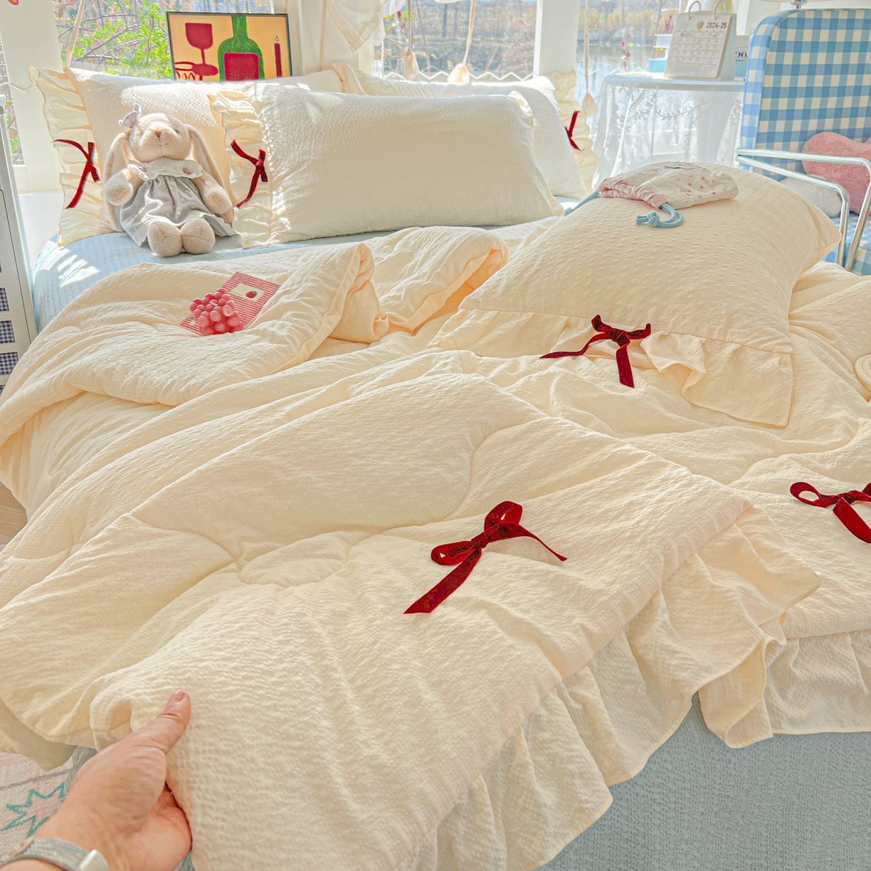 91家纺网 家纺一手货源 找家纺 爱彼家纺 2026新款纯色花边蝴蝶结夏被空调被夏凉被 蝴蝶结夏被-芝士奶冻