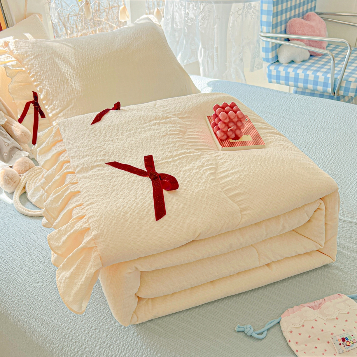 91家纺网 家纺一手货源 找家纺 爱彼家纺 2026新款纯色花边蝴蝶结夏被空调被夏凉被 蝴蝶结夏被-芝士奶冻