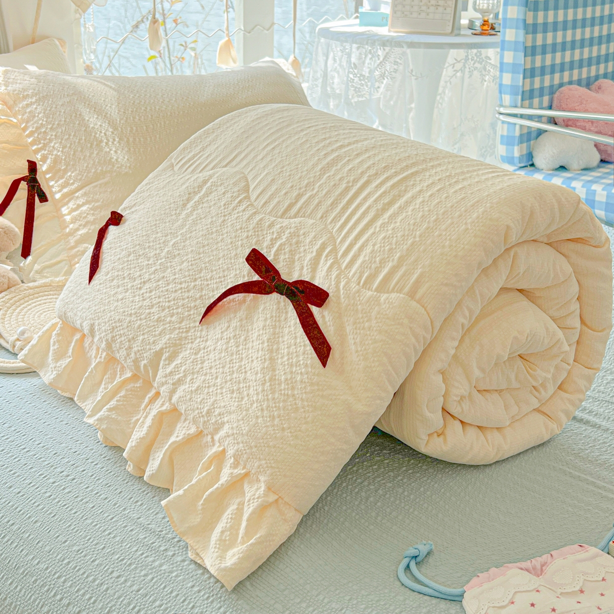 91家纺网 家纺一手货源 找家纺 爱彼家纺 2026新款纯色花边蝴蝶结夏被空调被夏凉被 蝴蝶结夏被-芝士奶冻