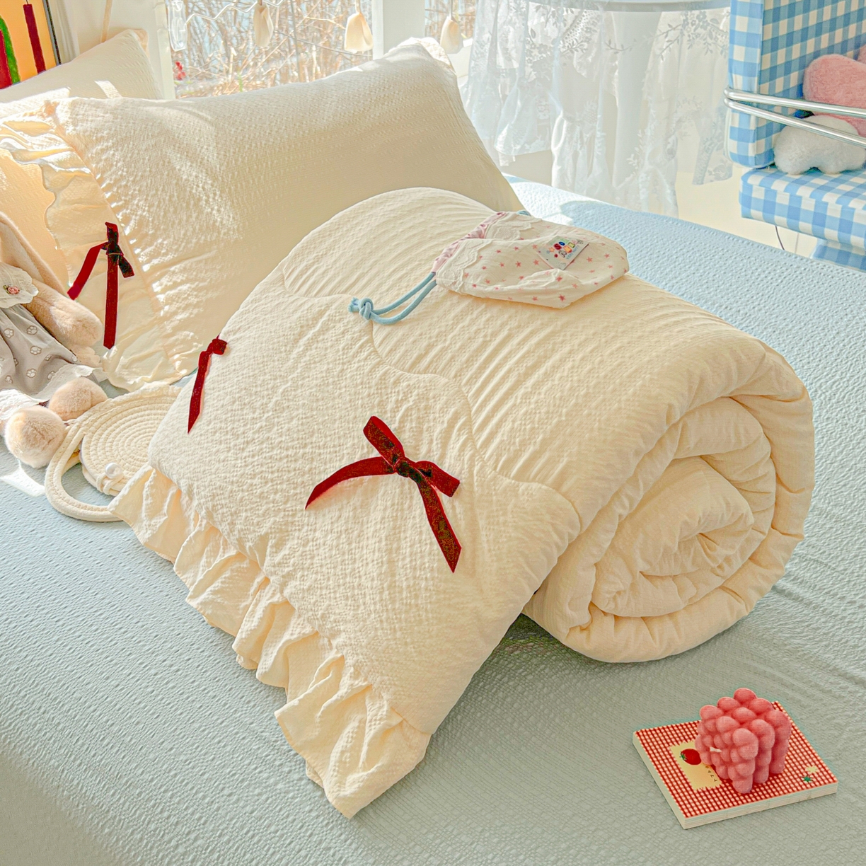 91家纺网 家纺一手货源 找家纺 爱彼家纺 2026新款纯色花边蝴蝶结夏被空调被夏凉被 蝴蝶结夏被-芝士奶冻