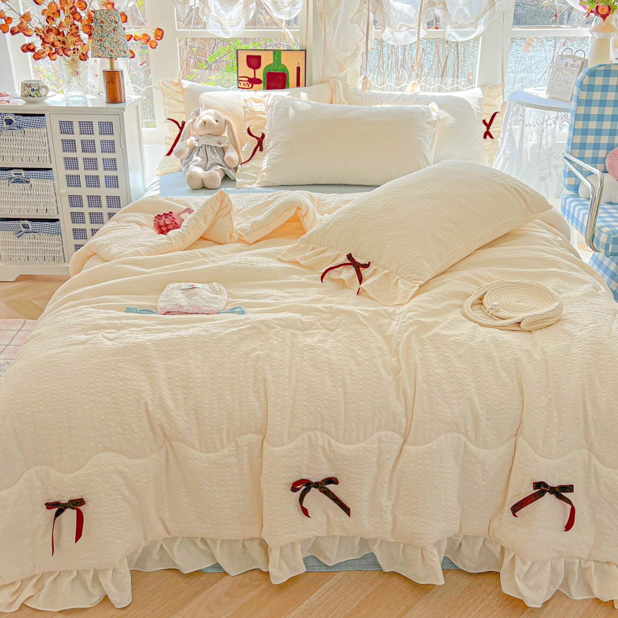 91家纺网 家纺一手货源 找家纺 爱彼家纺 2026新款纯色花边蝴蝶结夏被空调被夏凉被 蝴蝶结夏被-芝士奶冻