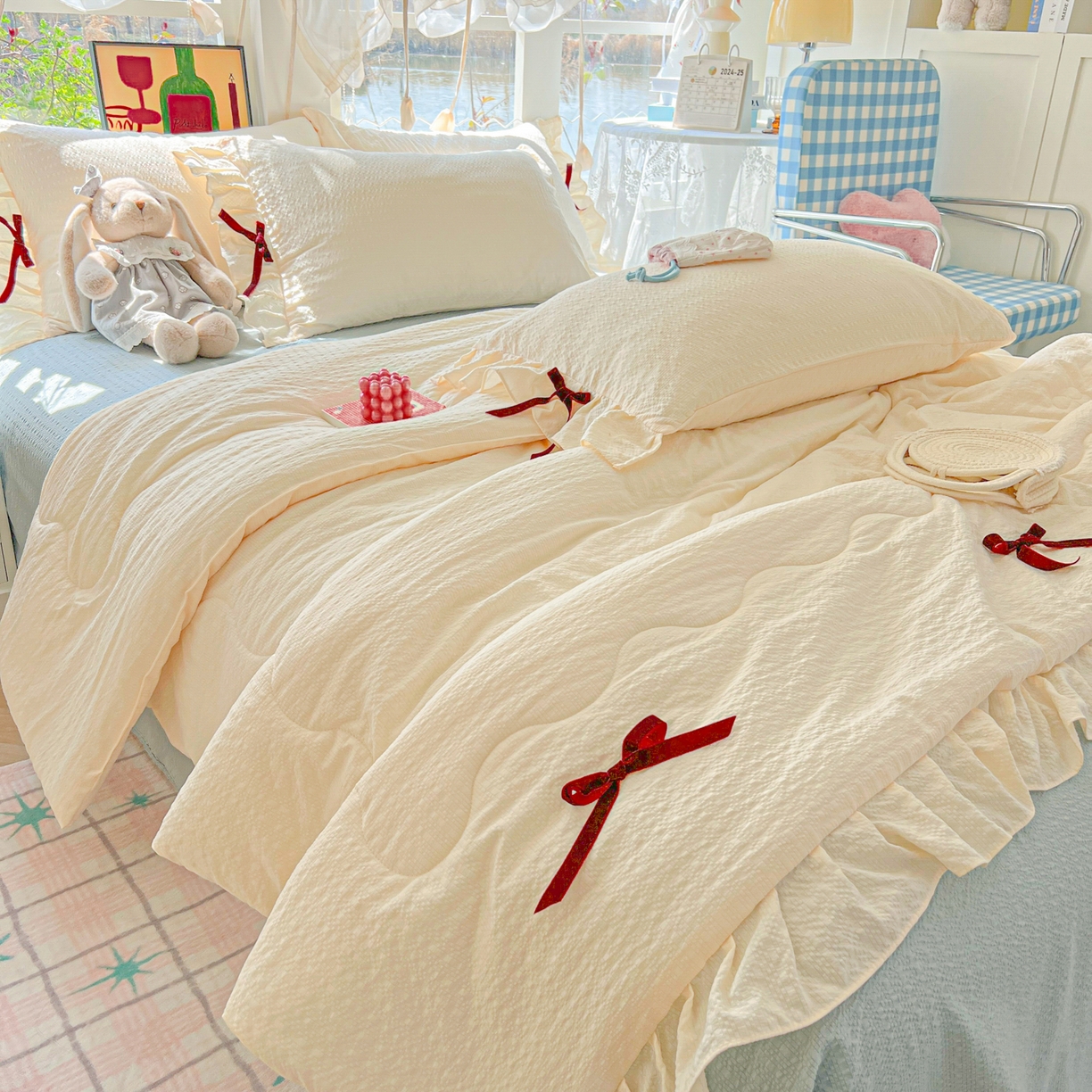 91家纺网 家纺一手货源 找家纺 爱彼家纺 2026新款纯色花边蝴蝶结夏被空调被夏凉被 蝴蝶结夏被-芝士奶冻