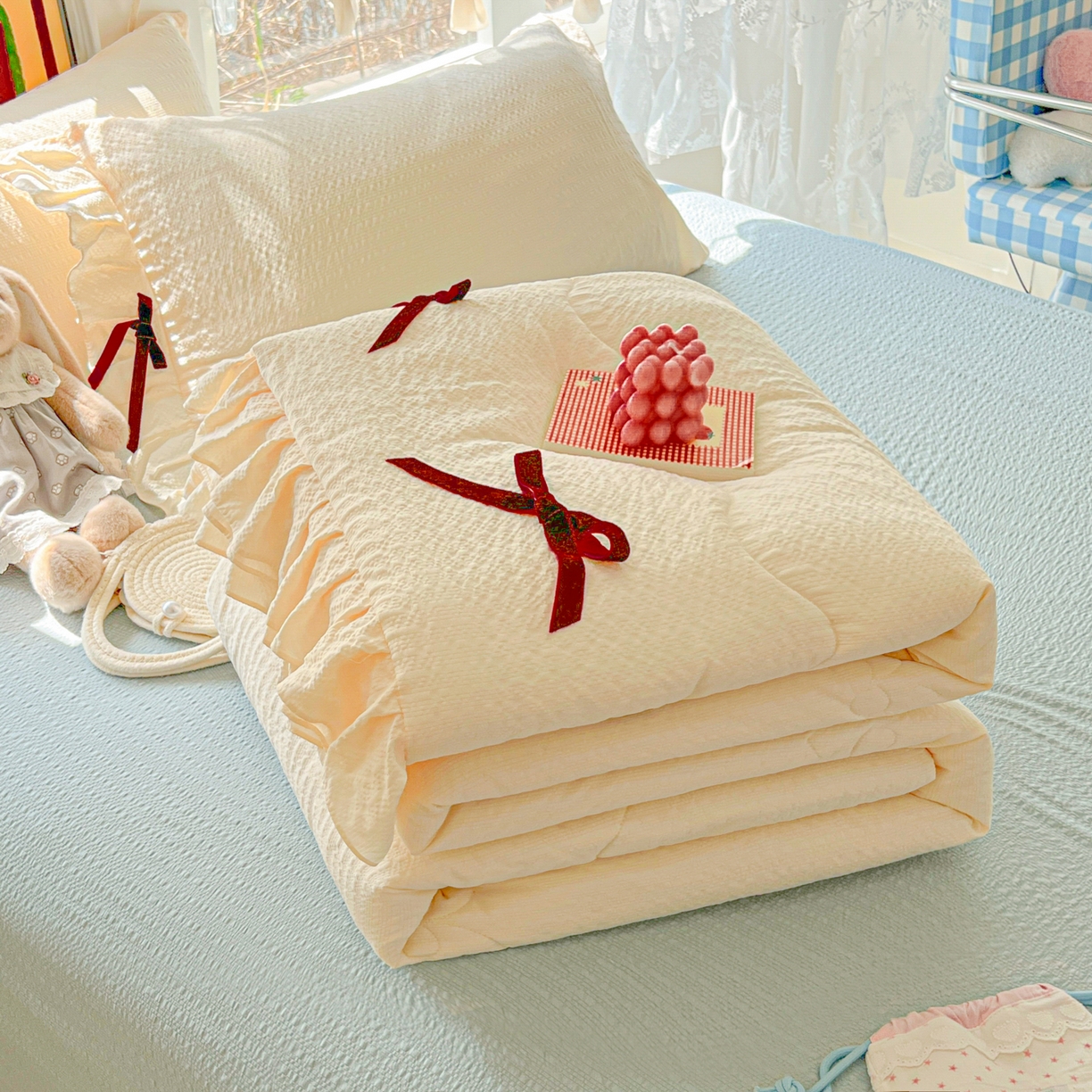 91家纺网 家纺一手货源 找家纺 爱彼家纺 2026新款纯色花边蝴蝶结夏被空调被夏凉被 蝴蝶结夏被-芝士奶冻