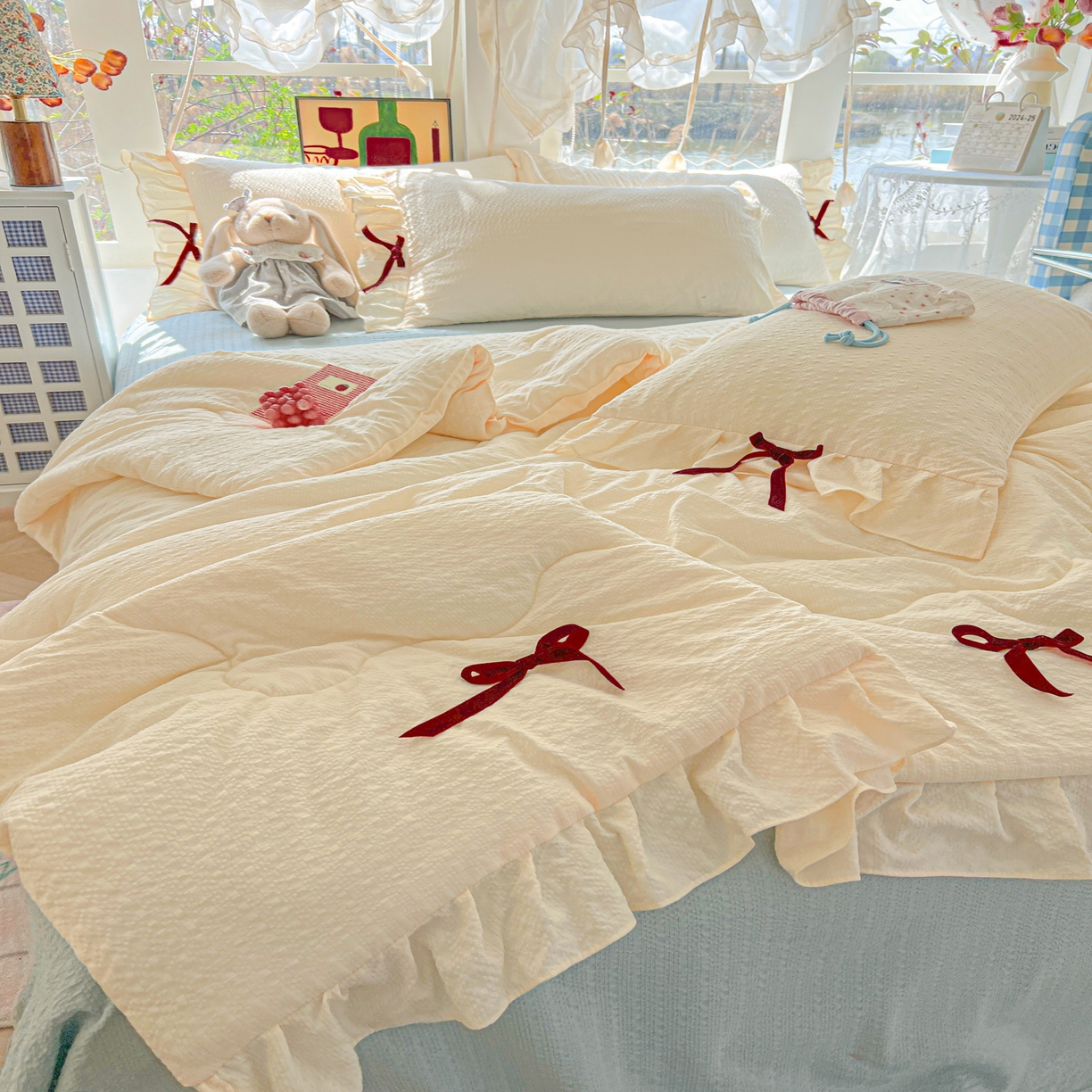 91家纺网 家纺一手货源 找家纺 爱彼家纺 2026新款纯色花边蝴蝶结夏被空调被夏凉被 蝴蝶结夏被-芝士奶冻