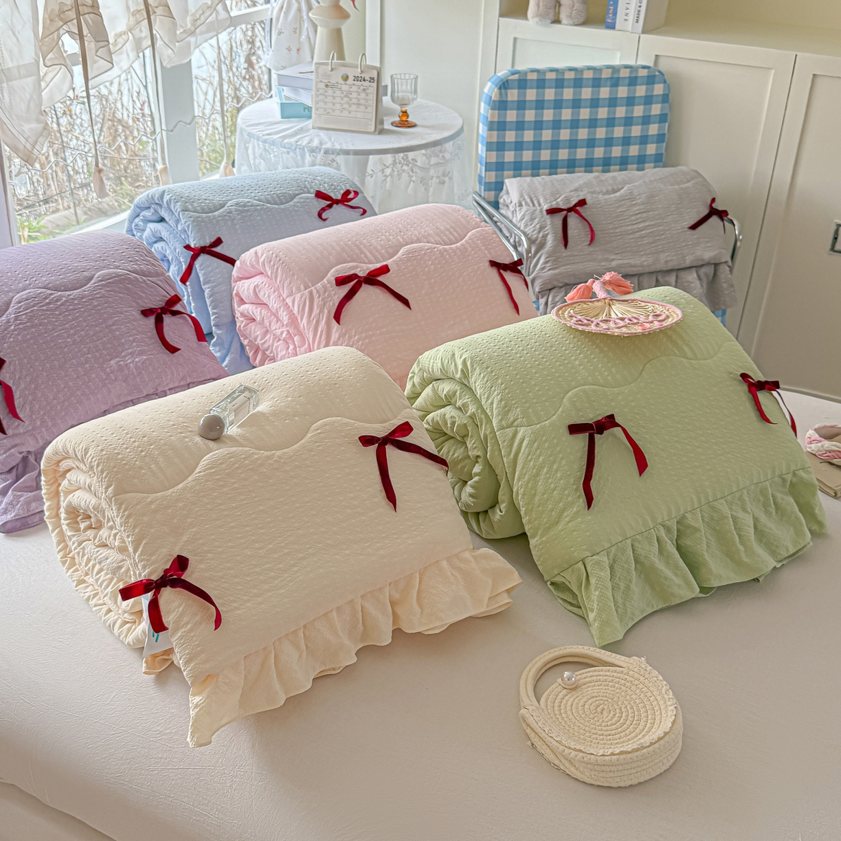 91家纺网 家纺一手货源 找家纺 爱彼家纺 2026新款纯色花边蝴蝶结夏被空调被夏凉被 组合图仅供参考不可下单